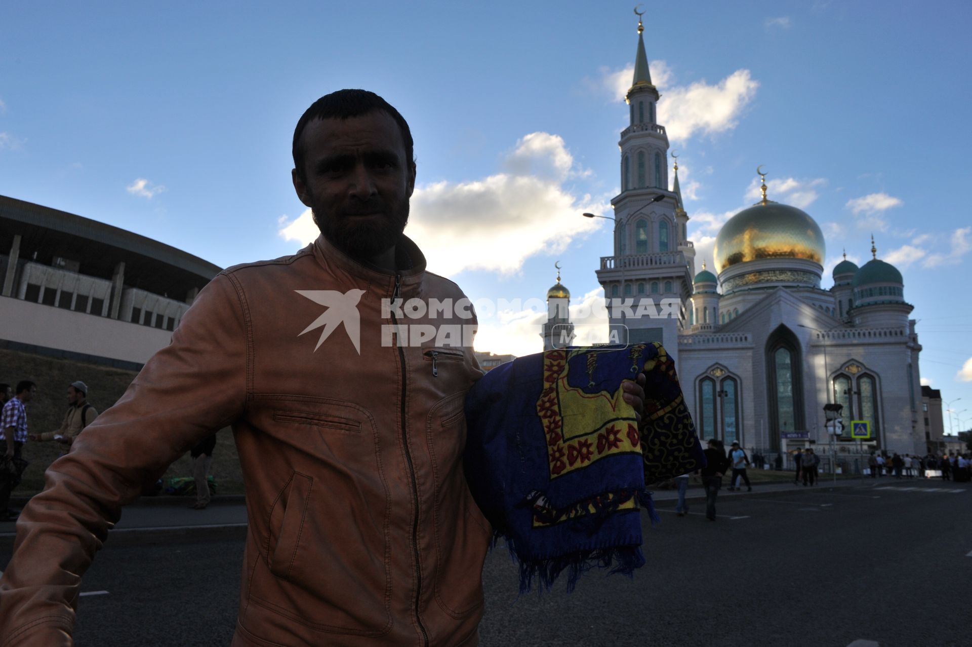 Москва.   Мусульмане после торжественного намаза по случаю праздника Ураза-байрам у Соборной мечети.