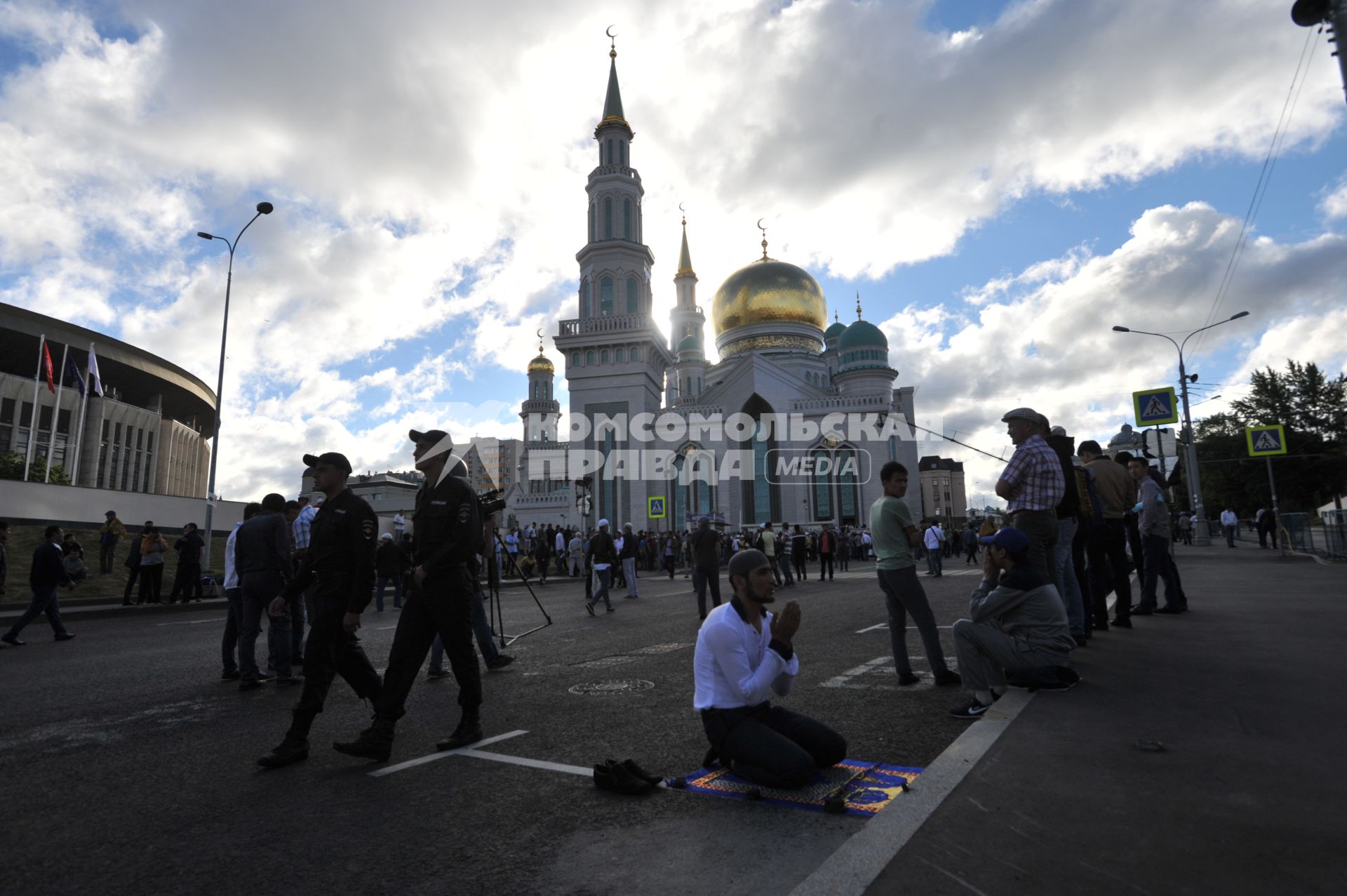 Москва.  Мусульмане во время торжественного намаза по случаю праздника Ураза-байрам у Соборной мечети.