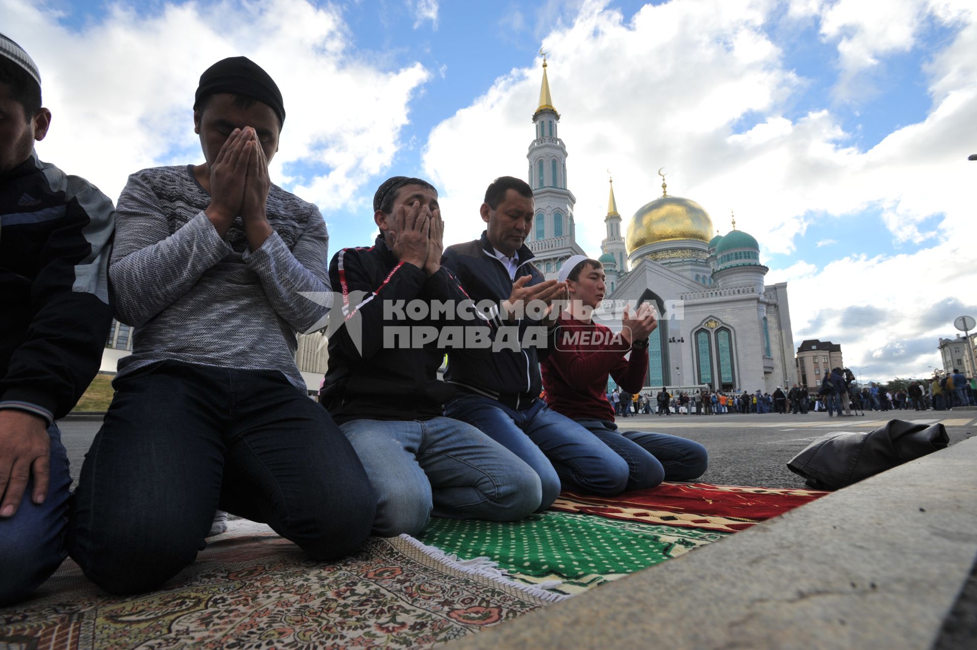 Москва.  Мусульмане во время торжественного намаза по случаю праздника Ураза-байрам у Соборной мечети.