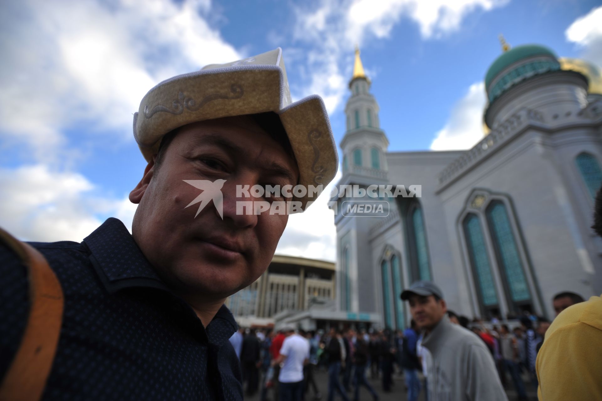 Москва.    Мусульмане после торжественного намаза по случаю праздника Ураза-байрам у Соборной мечети.