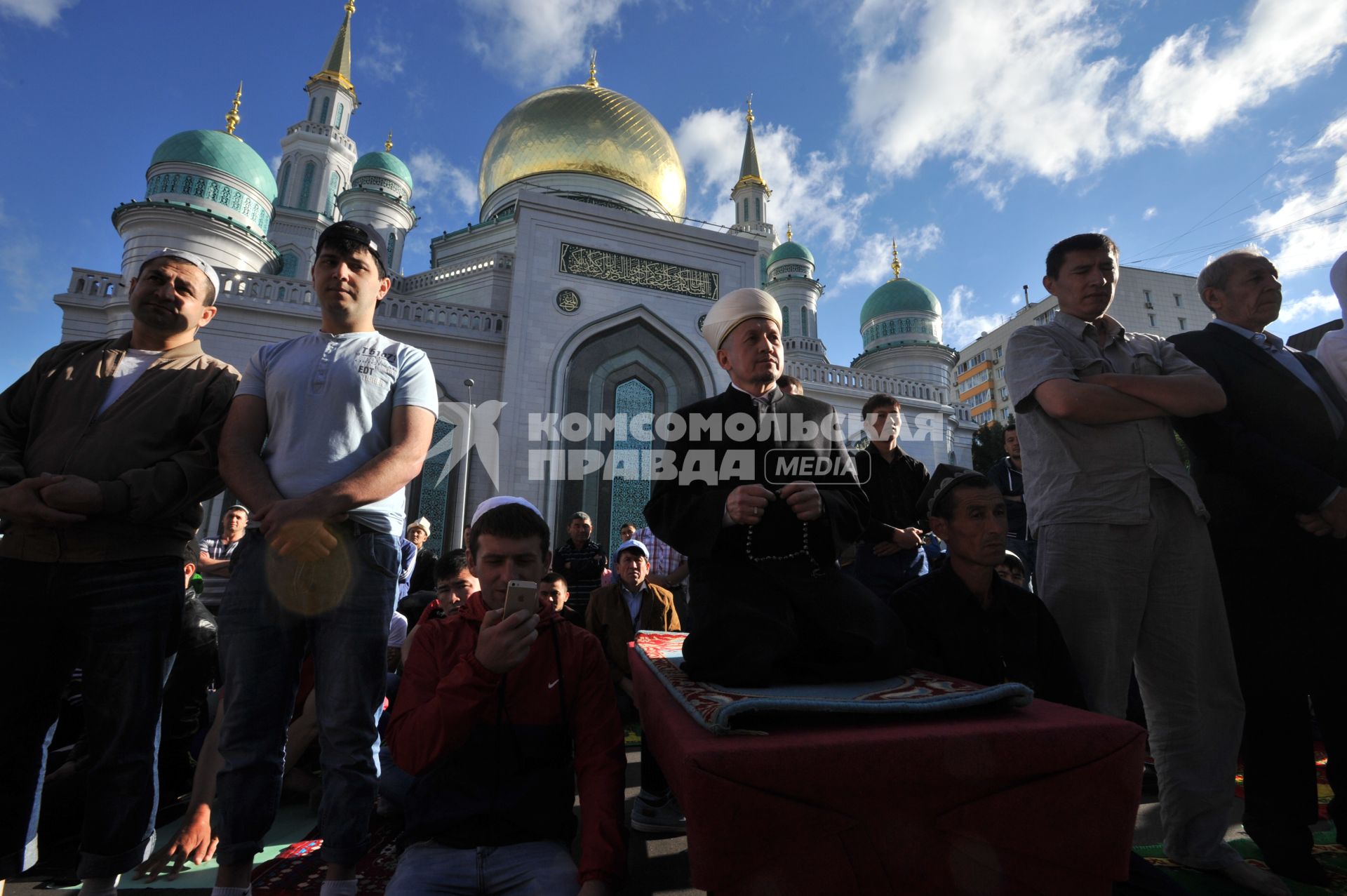 Москва.  Мусульмане перед намазом  по случаю праздника Ураза-байрам у Соборной мечети.