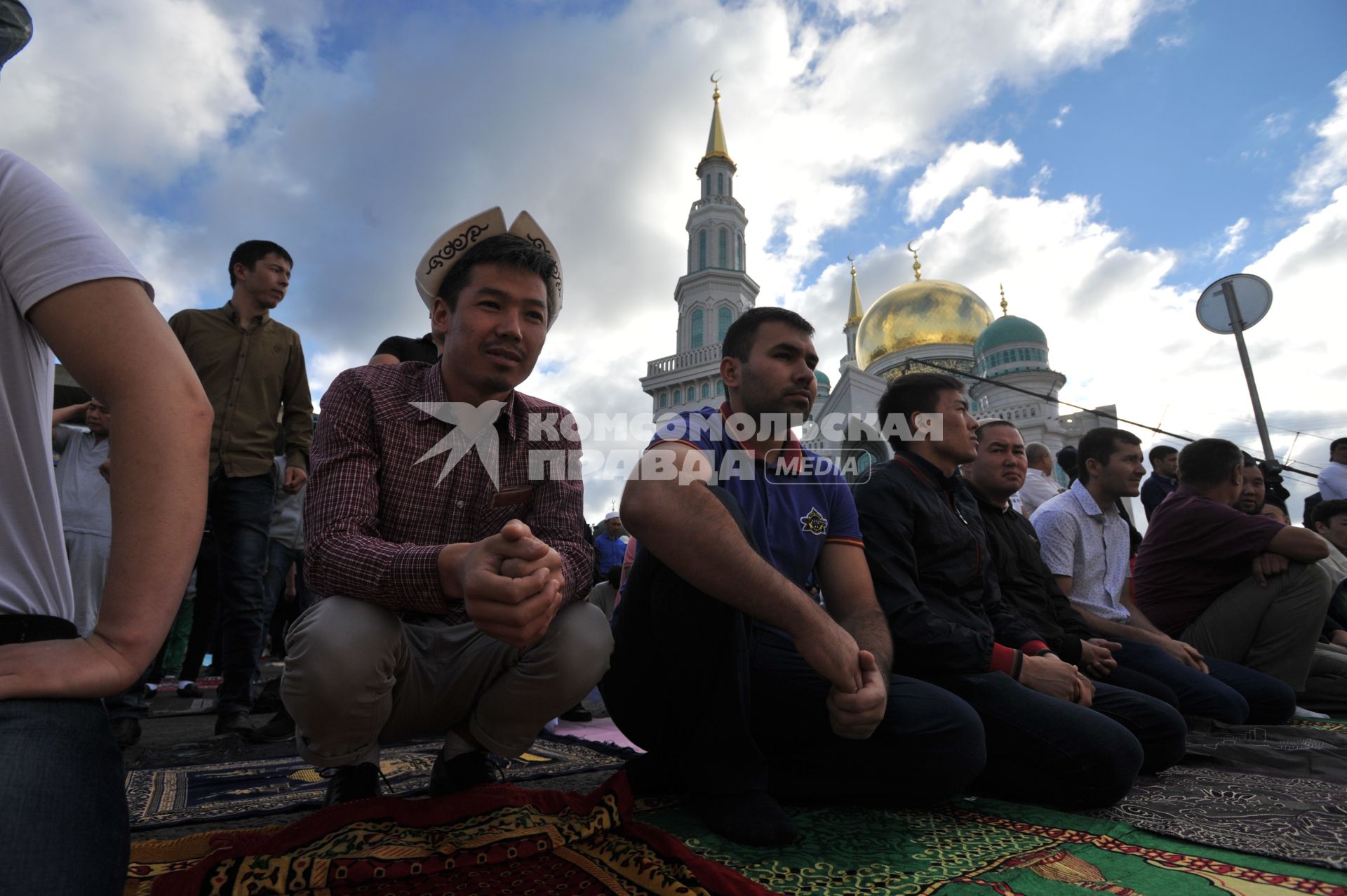 Москва.  Мусульмане во время торжественного намаза по случаю праздника Ураза-байрам у Соборной мечети.