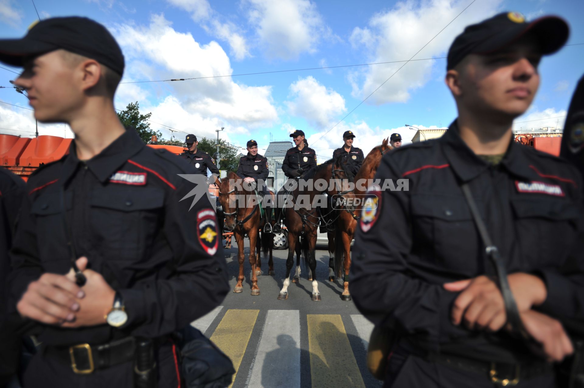 Москва.  Сотрудники полиции во время празднования Ураза-байрам у Соборной мечети.