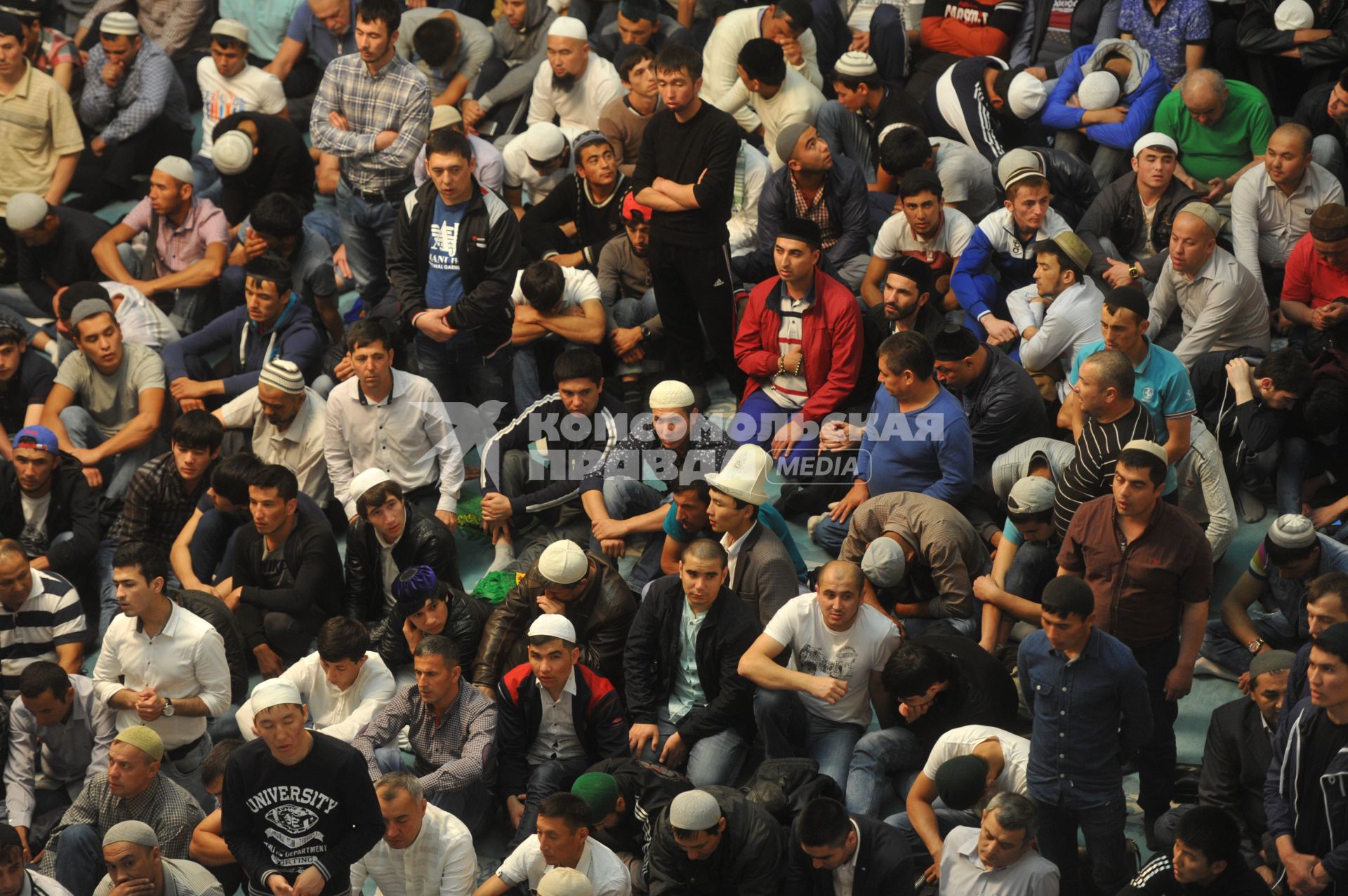 Москва.  Мусульмане во время торжественного намаза по случаю праздника Ураза-байрам в Соборной мечети.