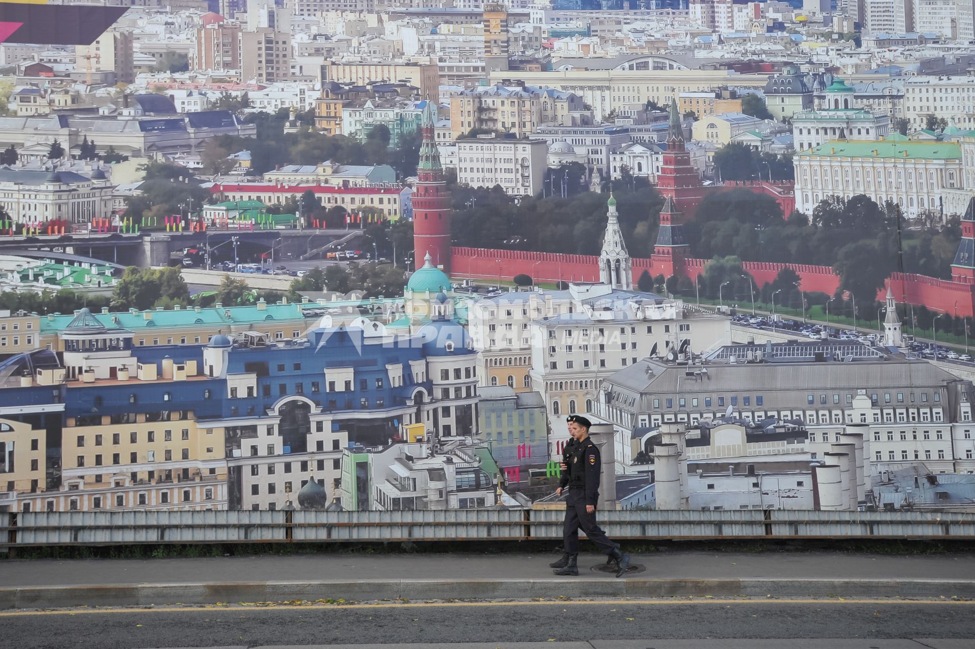 Москва.  Сотрудники полиции на одной из улиц города.