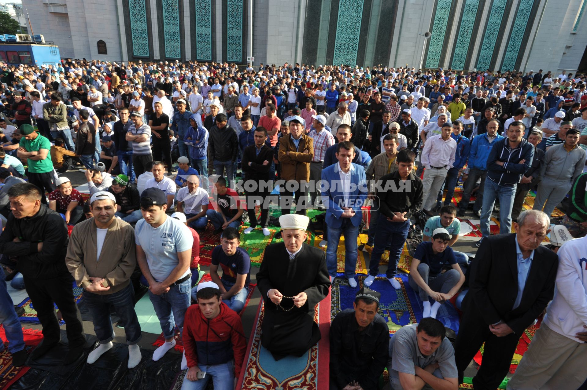 Москва. Мусульмане перед намазом  по случаю праздника Ураза-байрам у Соборной мечети.