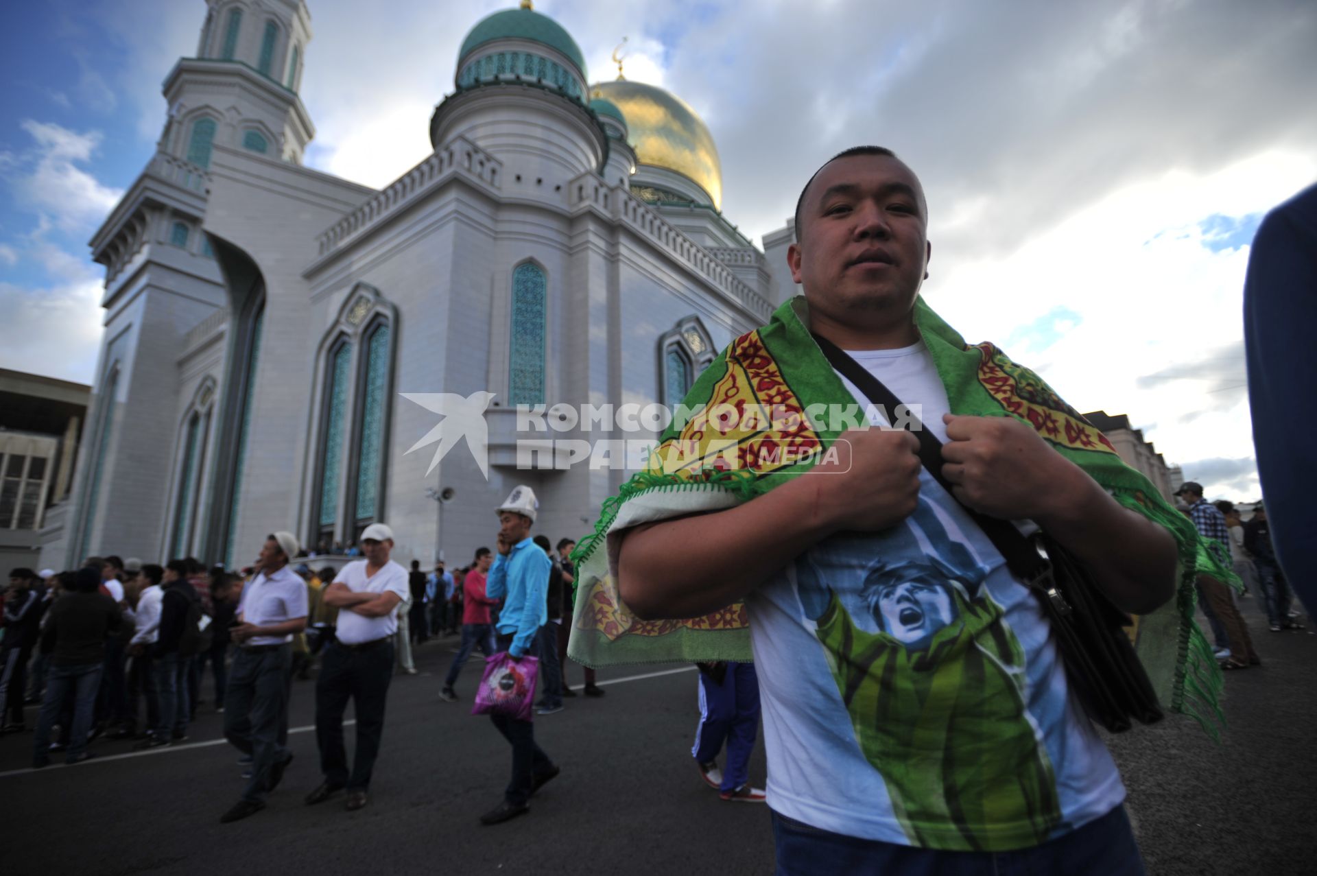 Москва.   Мусульмане после торжественного намаза по случаю праздника Ураза-байрам у Соборной мечети.