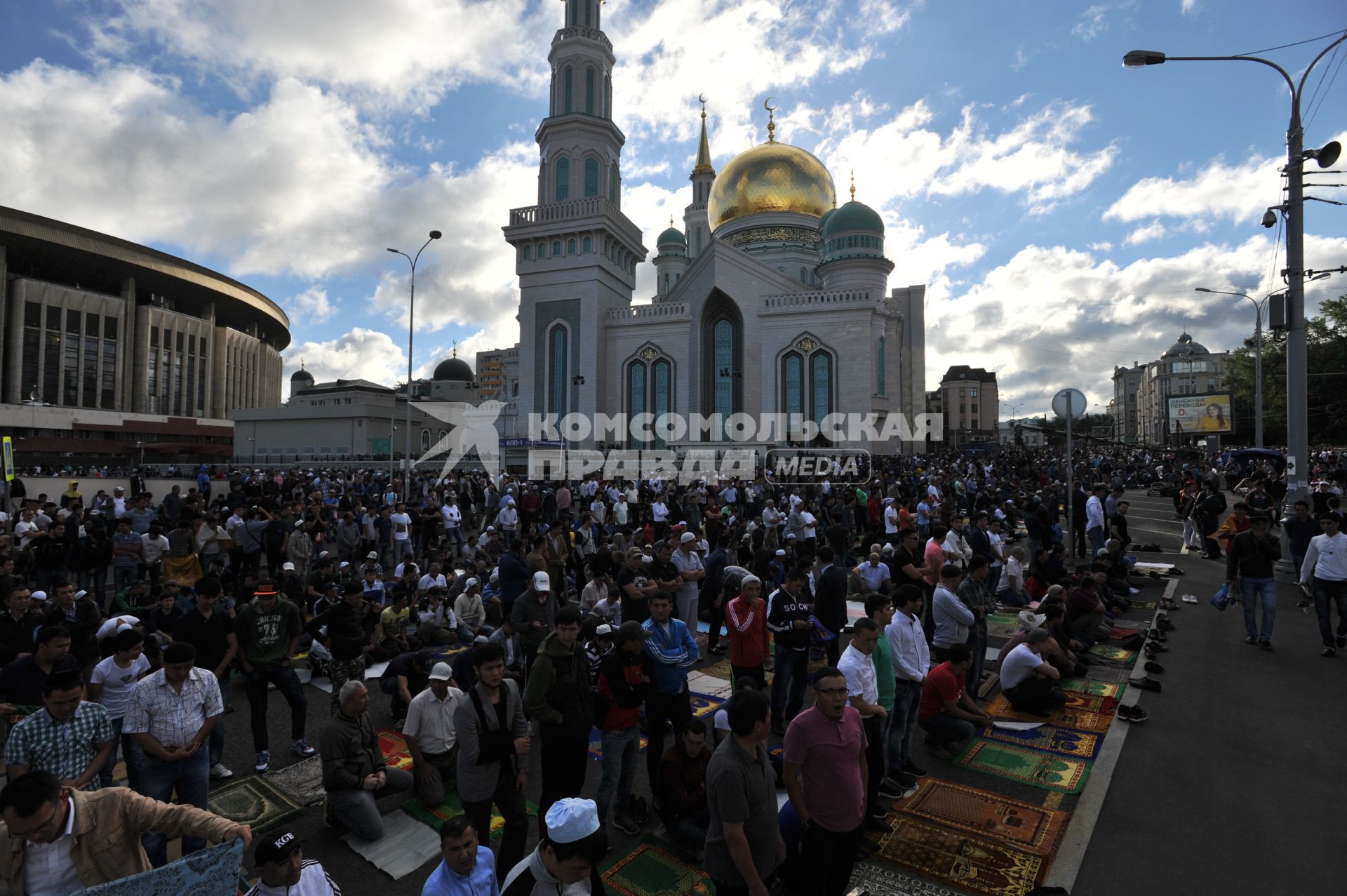 Москва.  Мусульмане во время торжественного намаза по случаю праздника Ураза-байрам у Соборной мечети.