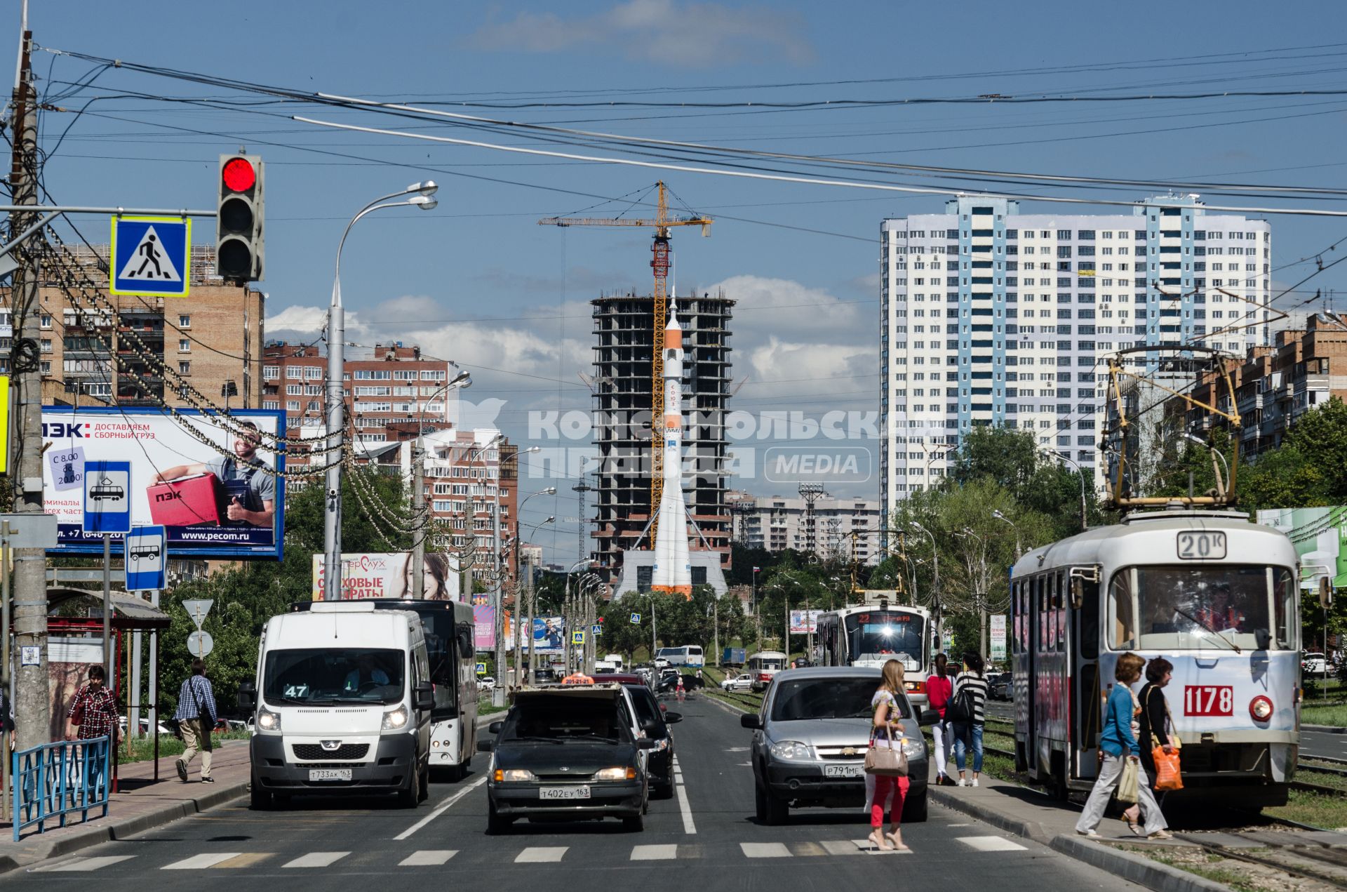 Самара.  Вид на монумент ракеты-носителя `Союз` музея `Самара Космическая`.