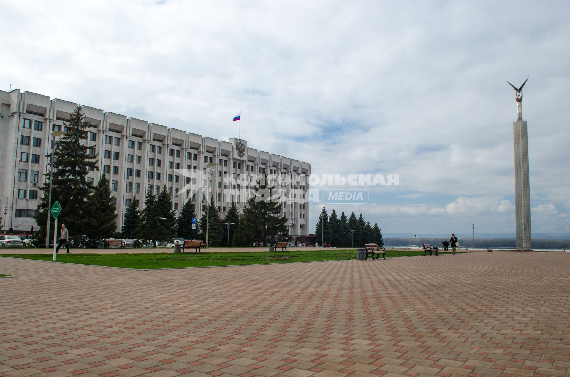 Самара.   Монумент Славы и здание областной администрации на площади Славы.