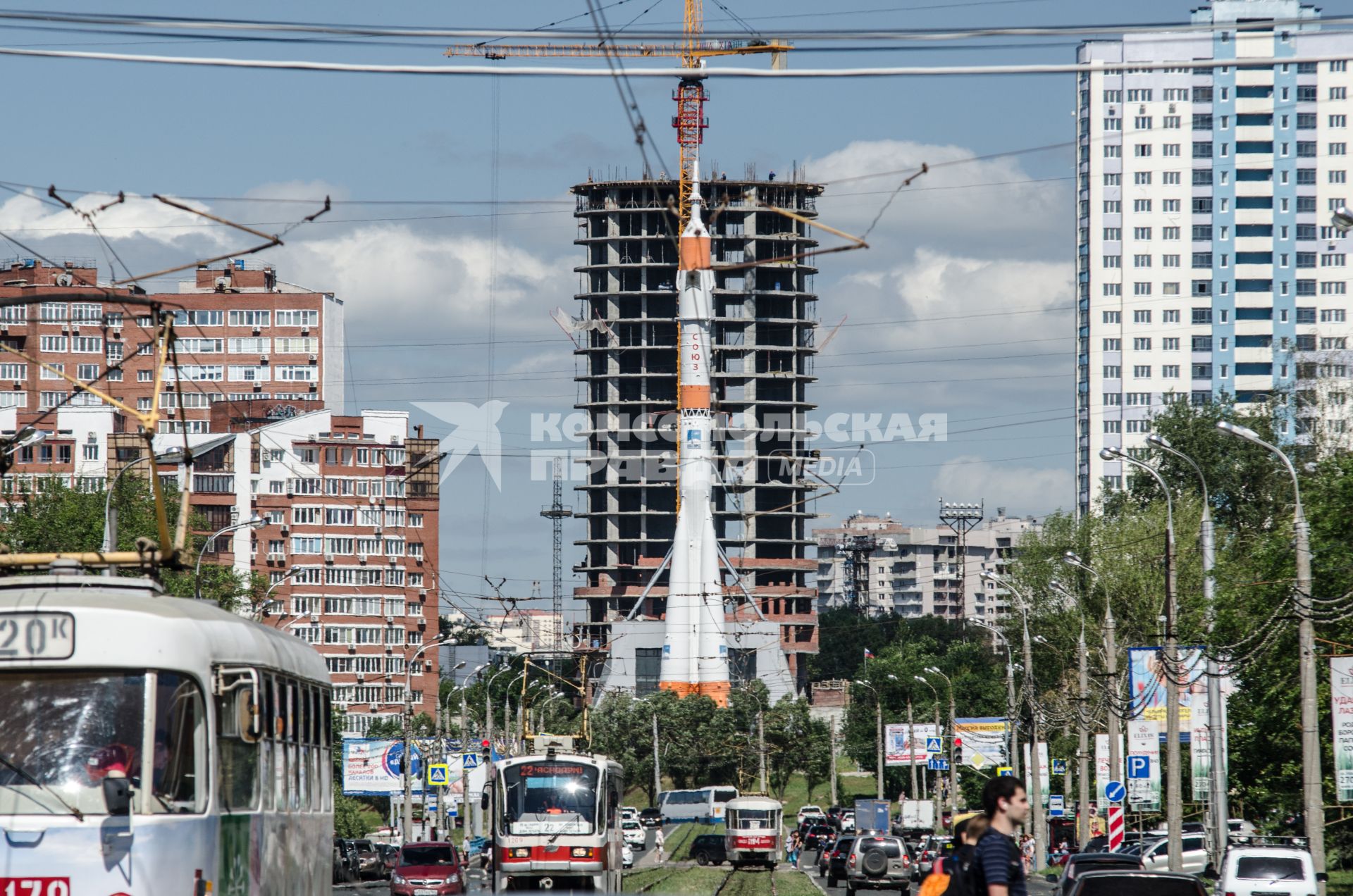 Самара.  Вид на монумент ракеты-носителя `Союз` музея `Самара Космическая`.