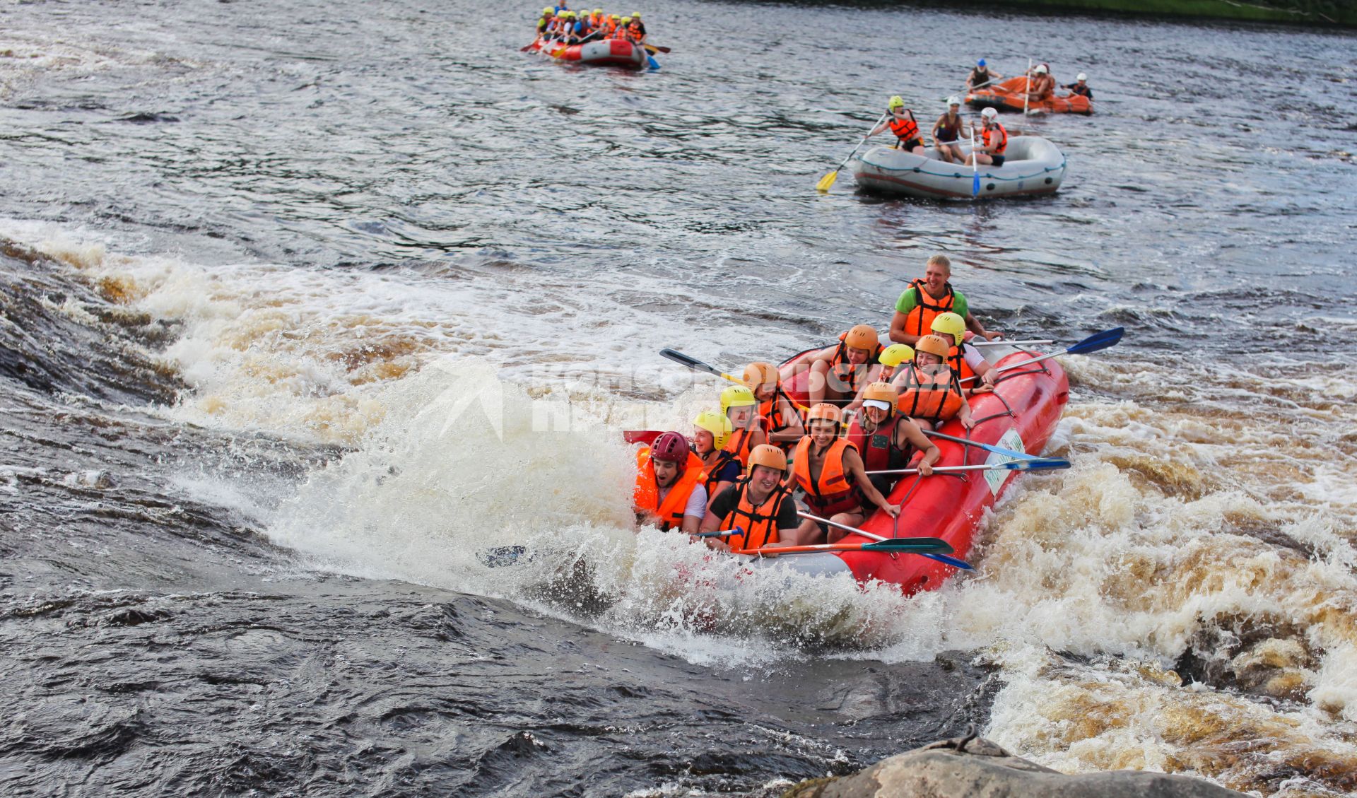 Республика Карелия.   Туристы на рафтах сплавляются по реке.