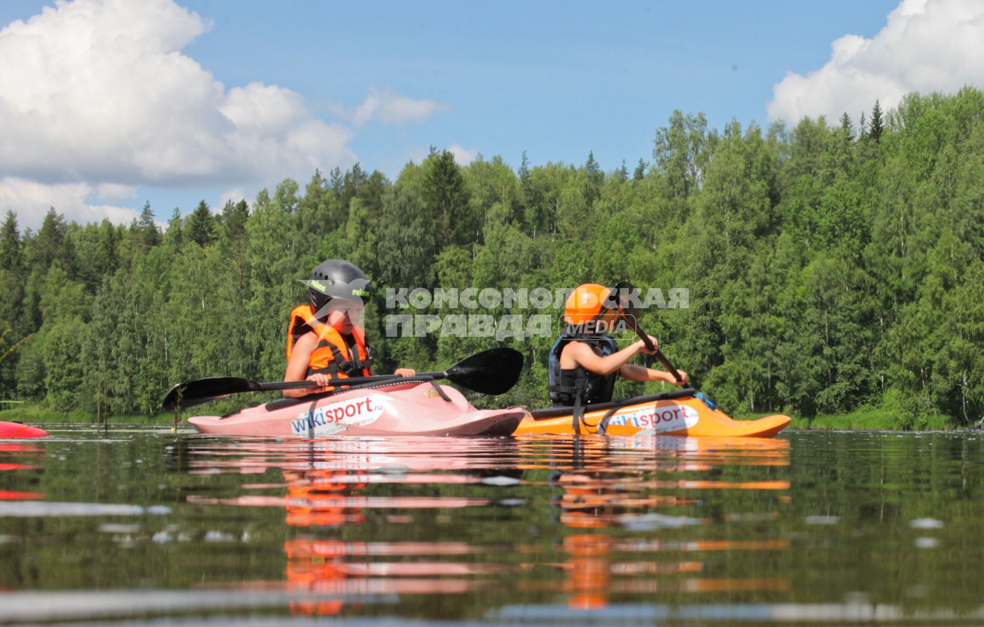 Республика Карелия.  Два мальчика  на одноместных байдарках сплавляются по реке.