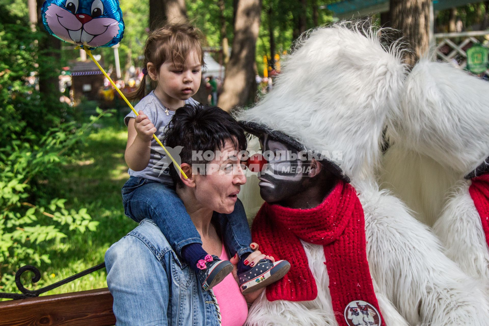 Пермь.  Клоун развлекает посетителей парка Горького во время Международного фестиваля уличных театров.