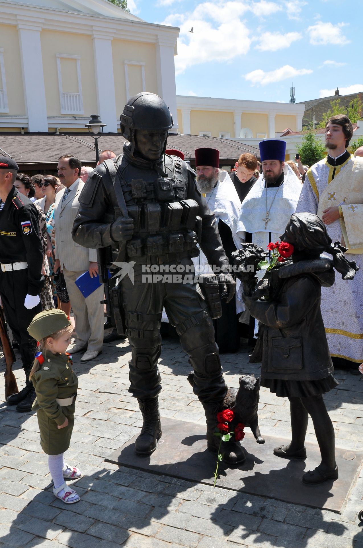 Симферополь.  В Крыму открыли памятник`Вежливым людям`.