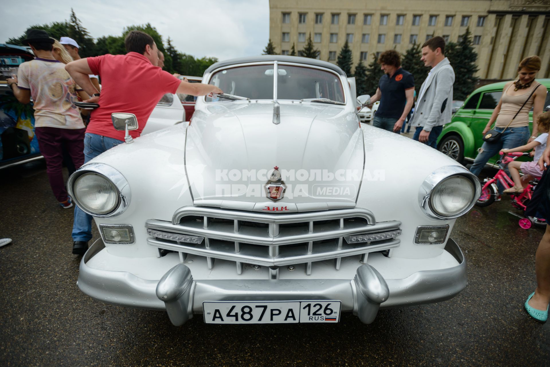 Ставрополь.   На автовыставке`Парковка`на площади Ленина посетители рассматривают автомобиль `ЗИМ`.