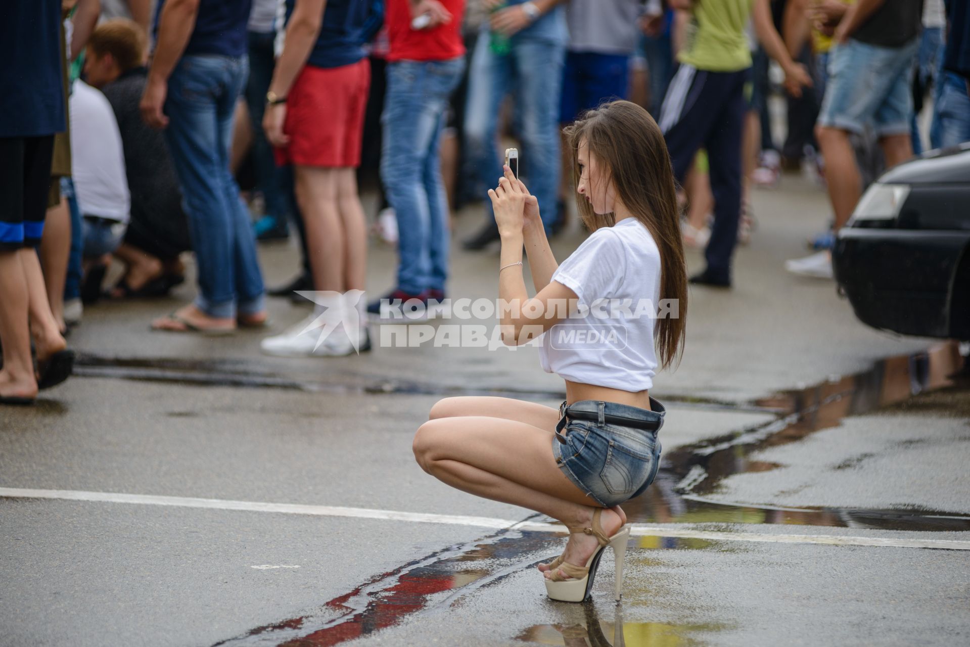 Ставрополь.Девушка фотографирует  на   Автовыставке \"Парковка\".