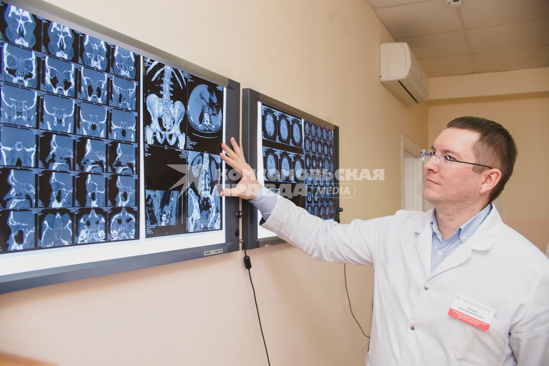 Челябинск. МУЗ Диагностический центр.  Врач изучает результаты магнитно-резонансной томографии.