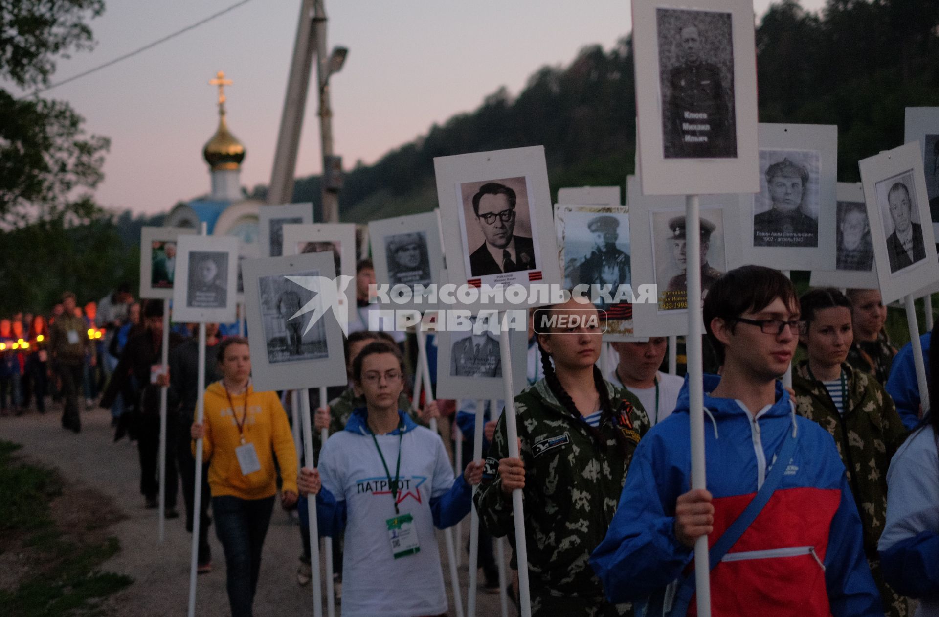 Самарская область. Участники всероссийской акции `Свеча памяти`, проходящей в рамках Дня памяти и скорби на молодежном форуме `iВолга-2016`, который проходит на Мастрюковых озерах.