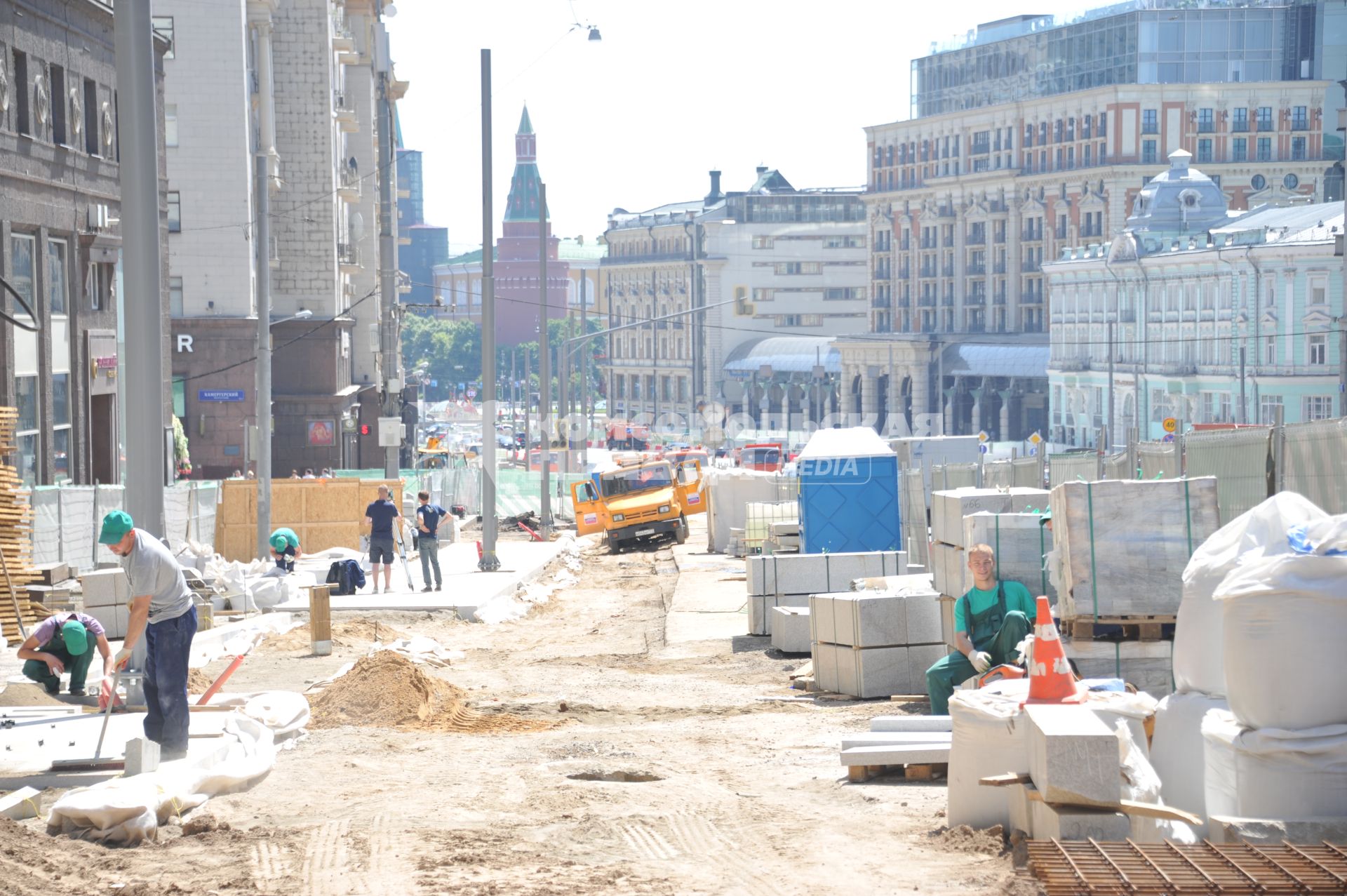 Москва.  Ремонтные работы по благоустройству на Тверской улице.