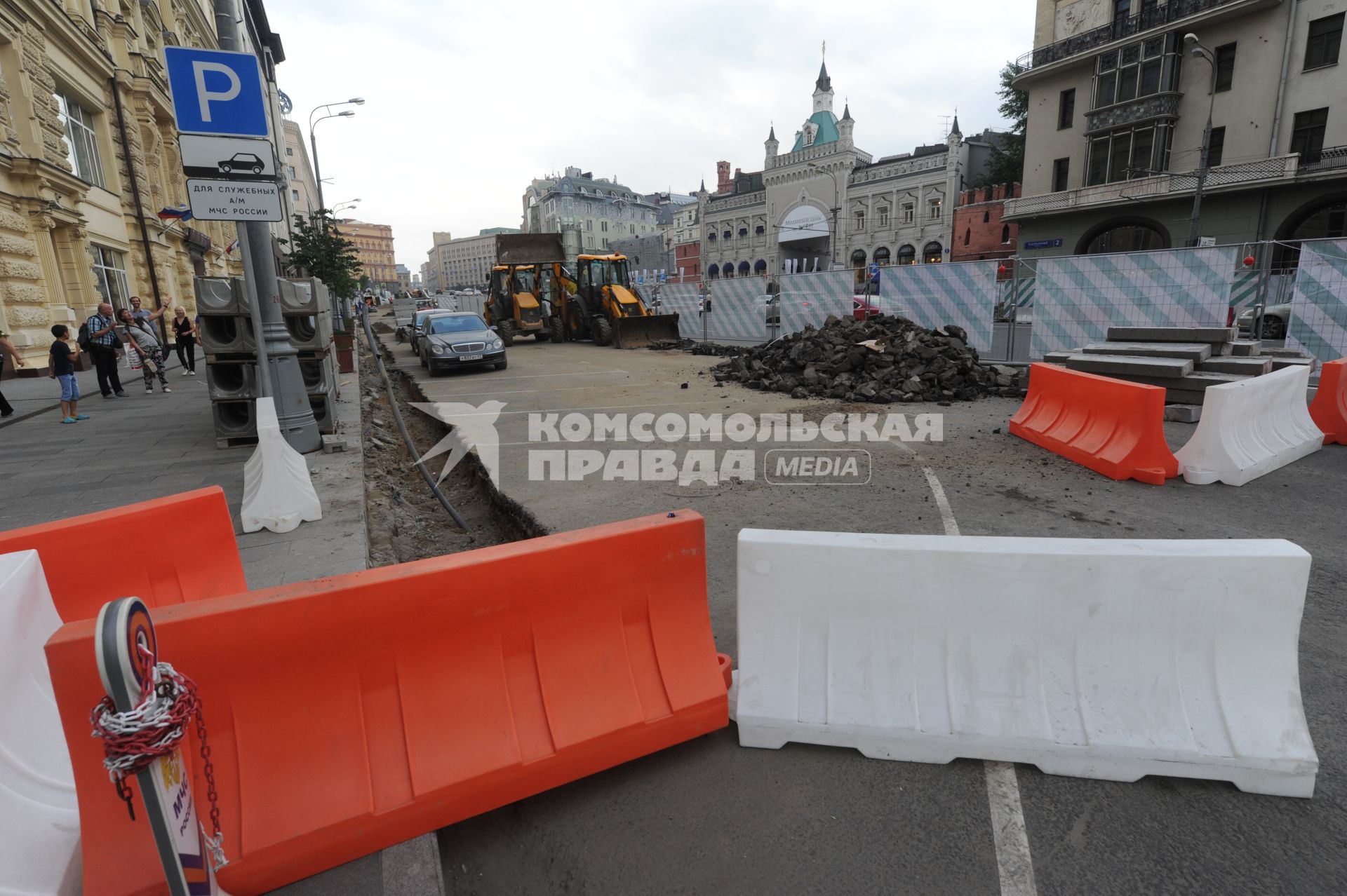 Москва.   Ремонтно-дорожные работы в Театральном проезде.