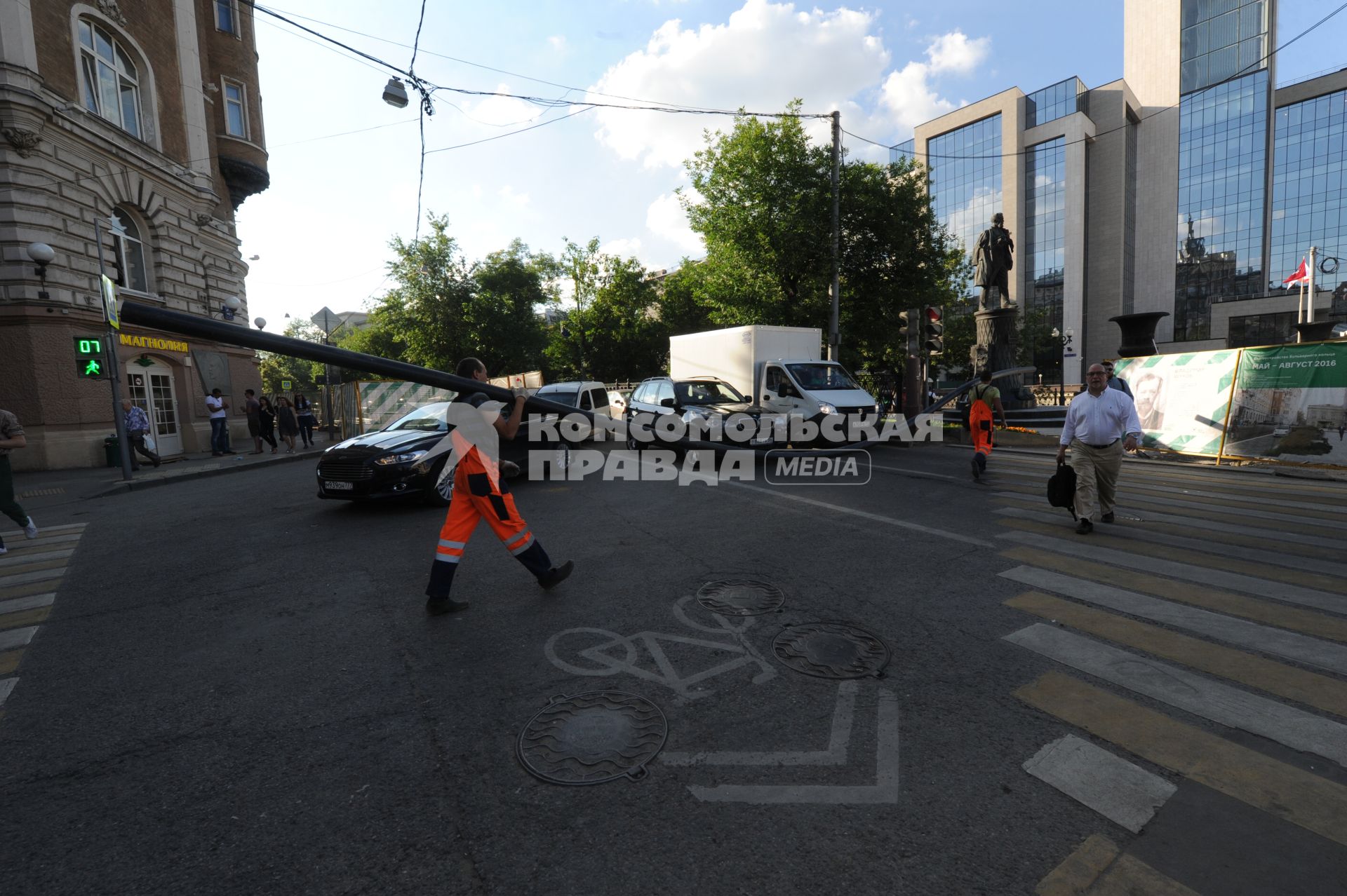 Москва.   Ремонтно-дорожные работы на Тургеневской площади.