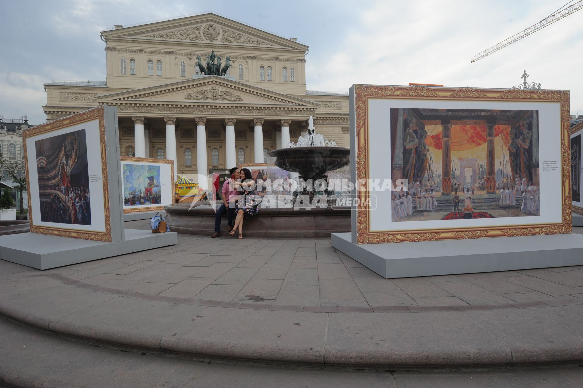 Москва. Юноша и девушка  на Театральной площади.