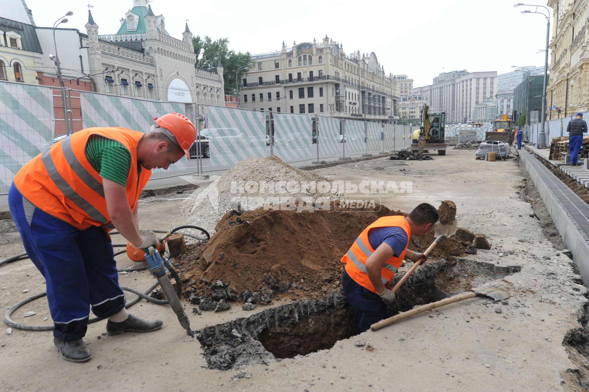 Москва.   Ремонтно-дорожные работы в Театральном проезде.