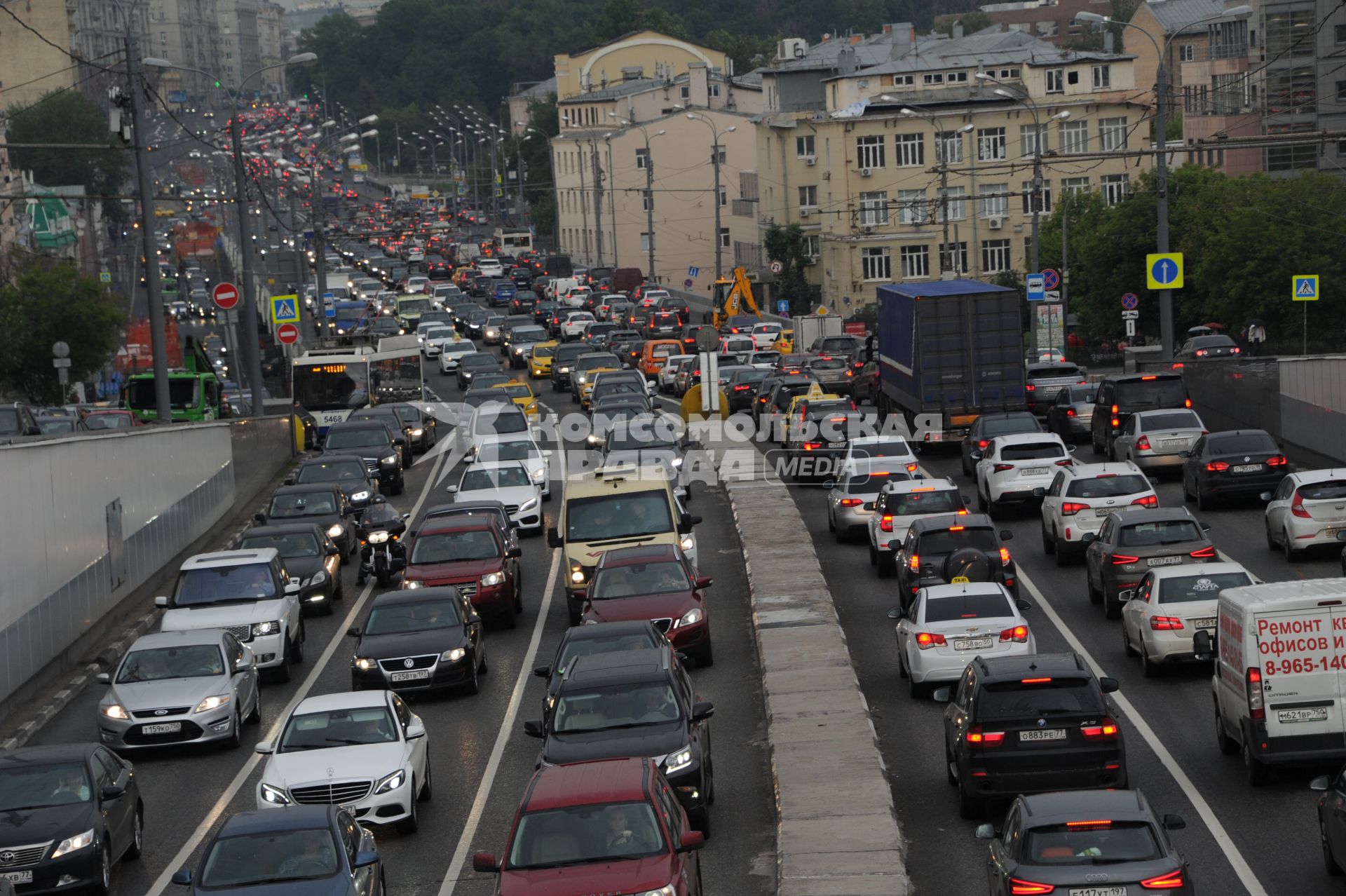 Москва.  Дорожное движение на улицах города.