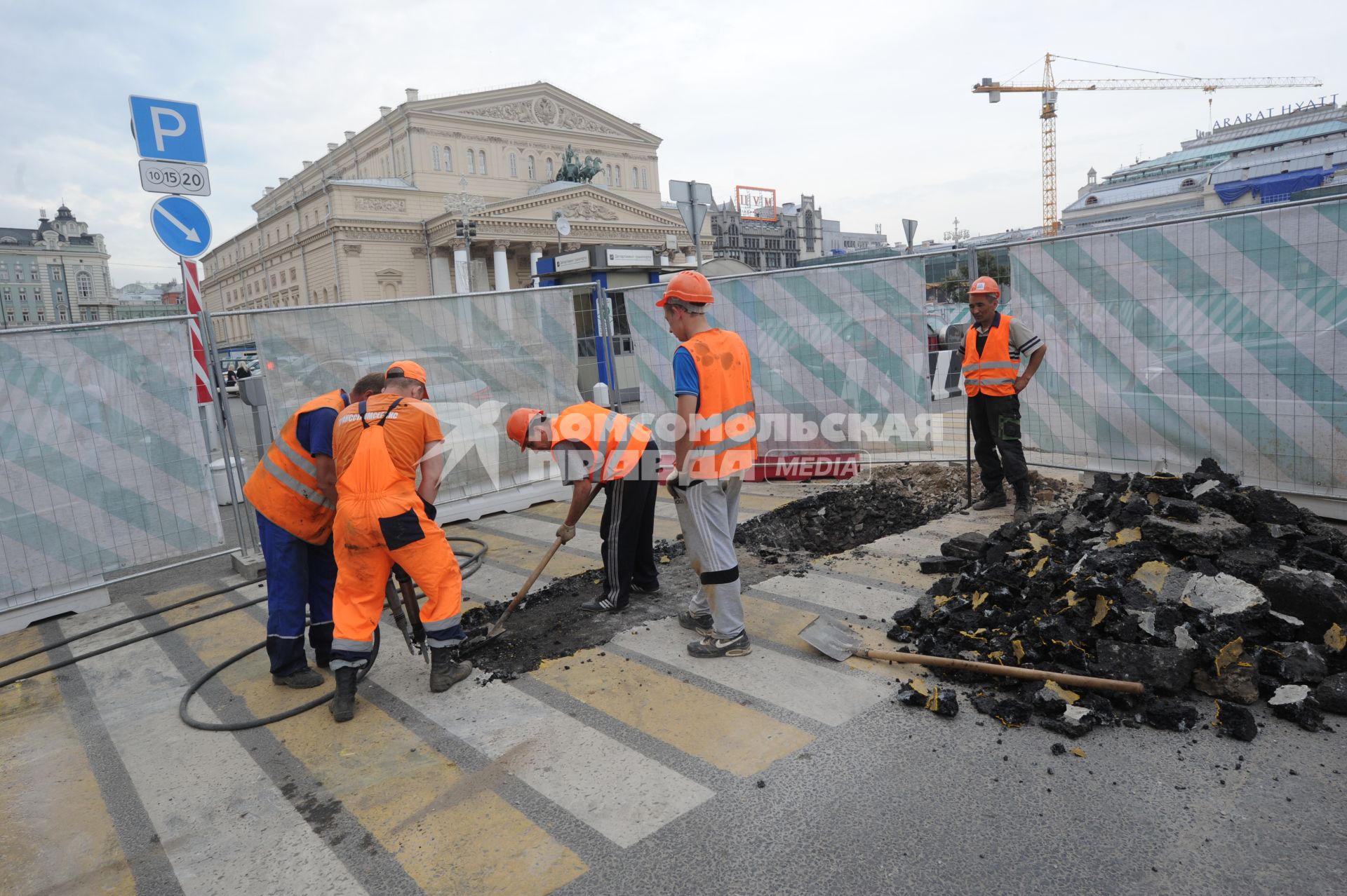 Москва.   Ремонтно-дорожные работы в Театральном проезде.