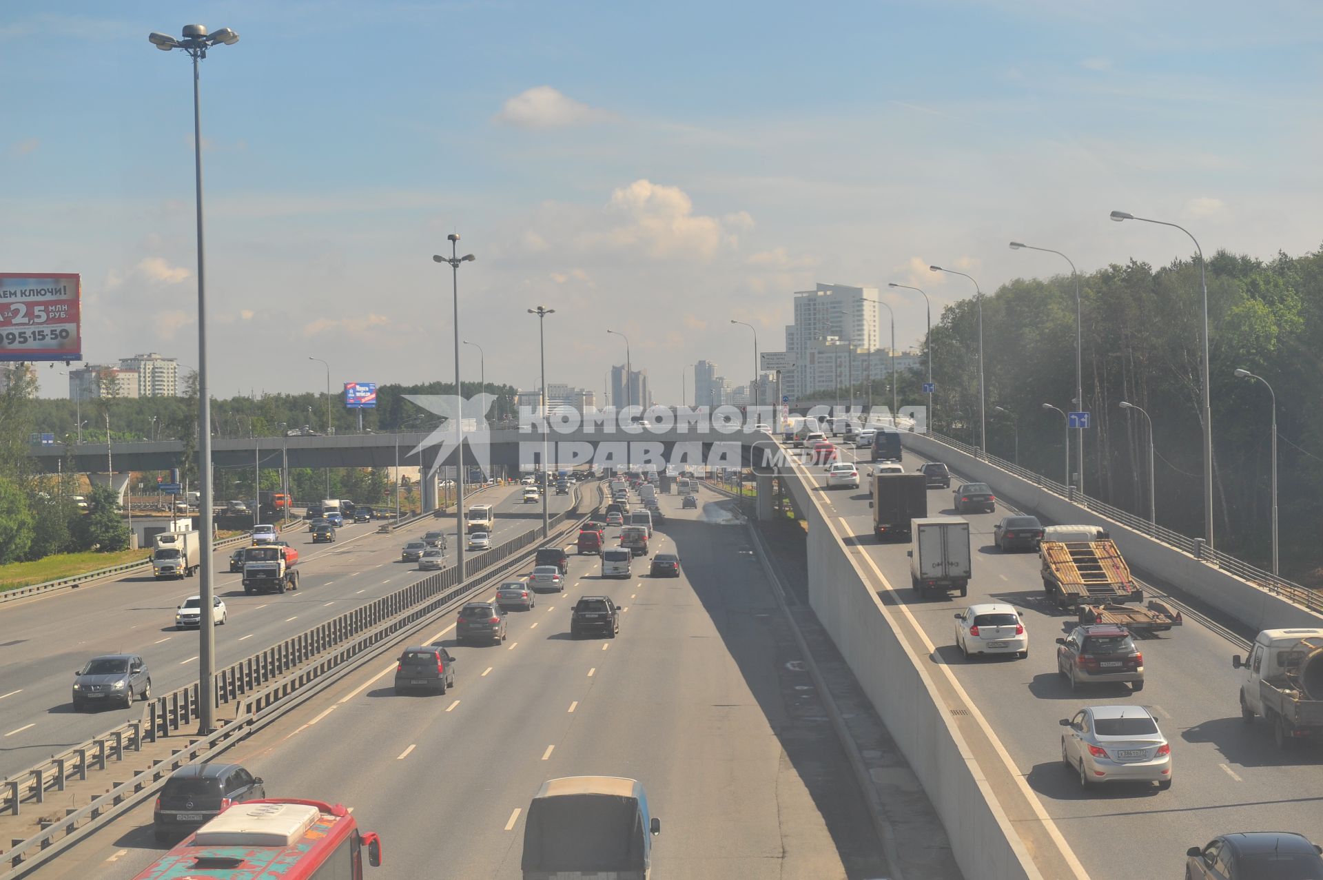 Москва.  Автомобильное движение  на  дорожной развязке  пересечения МКАД с Ленинским проспектом.