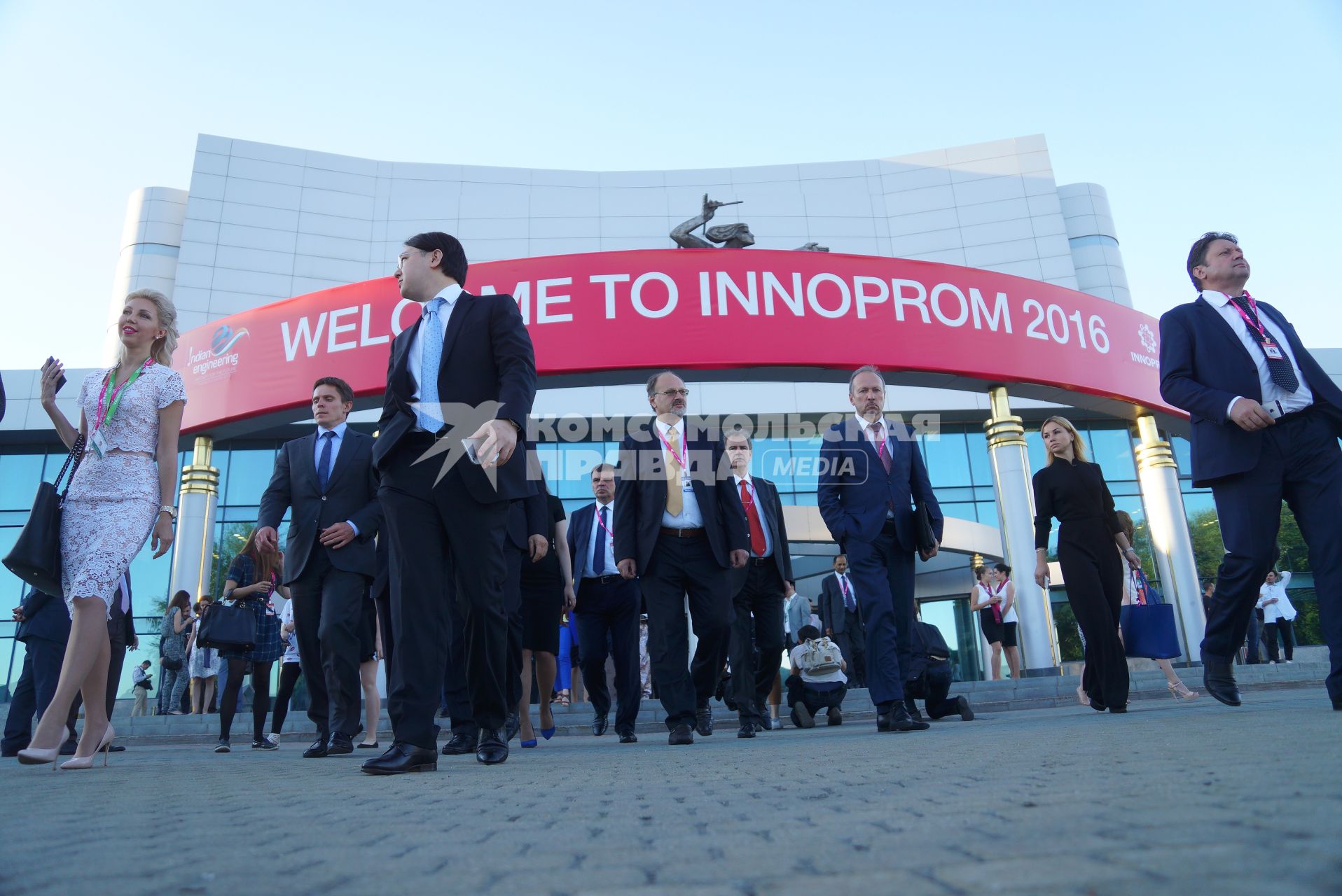 Екатеринбург. Члены иностранных делегаций после церемонии открытия международной промышленной выставки \'Иннопром 2016\'