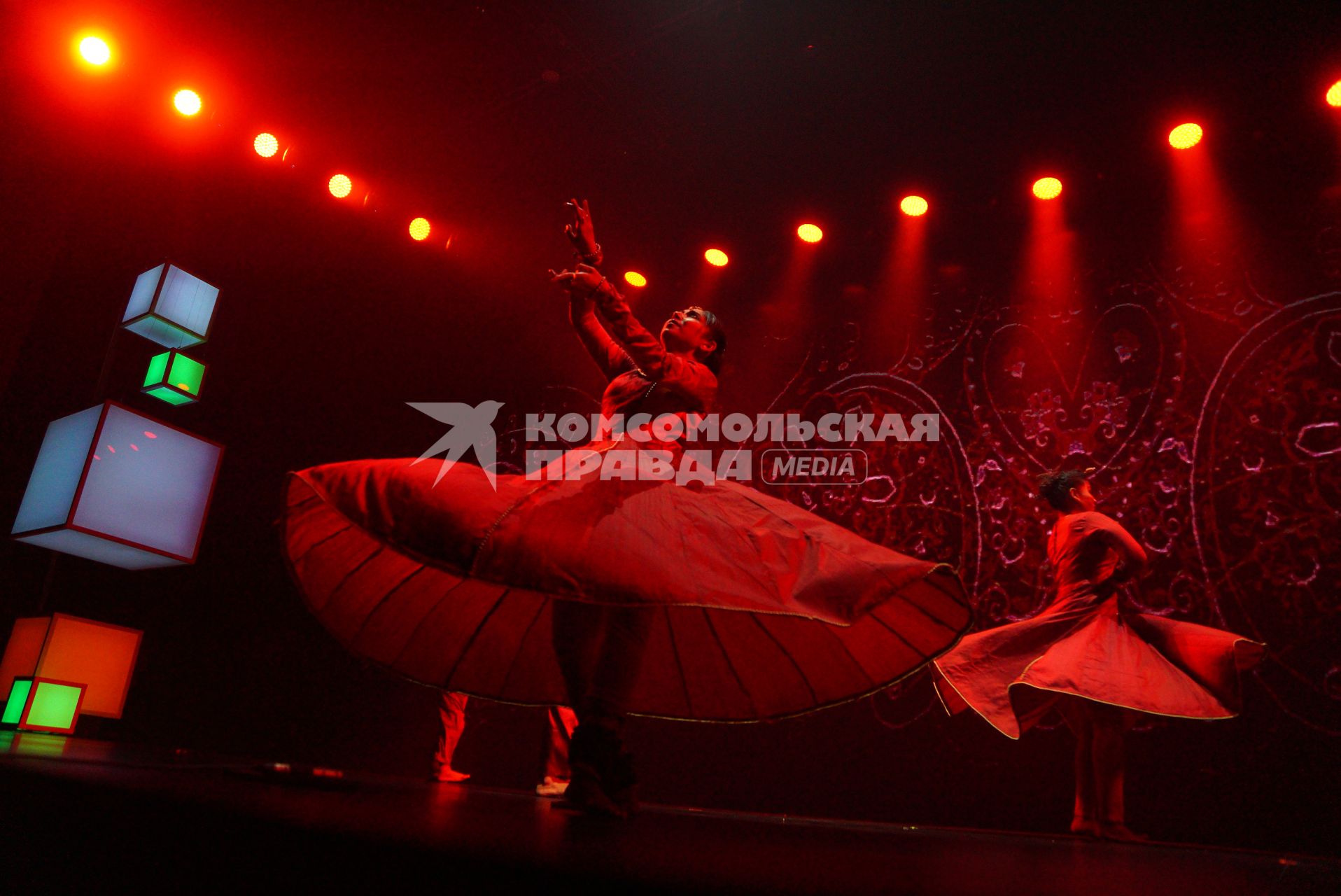 Екатеринбург. Индийские артисты исполняют традиционные танцы  во время церемонии открытия международной промышленной выставки \'Иннопром 2016\'