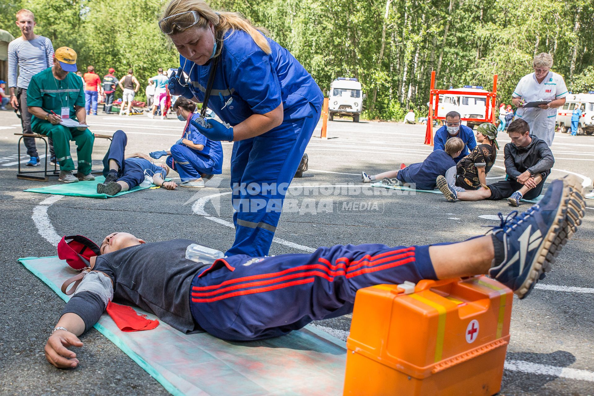 Пермь. Международные соревнования  бригад скорой помощи. Врач бригады скорой помощи оказывает медицинскую помощь пациенту.