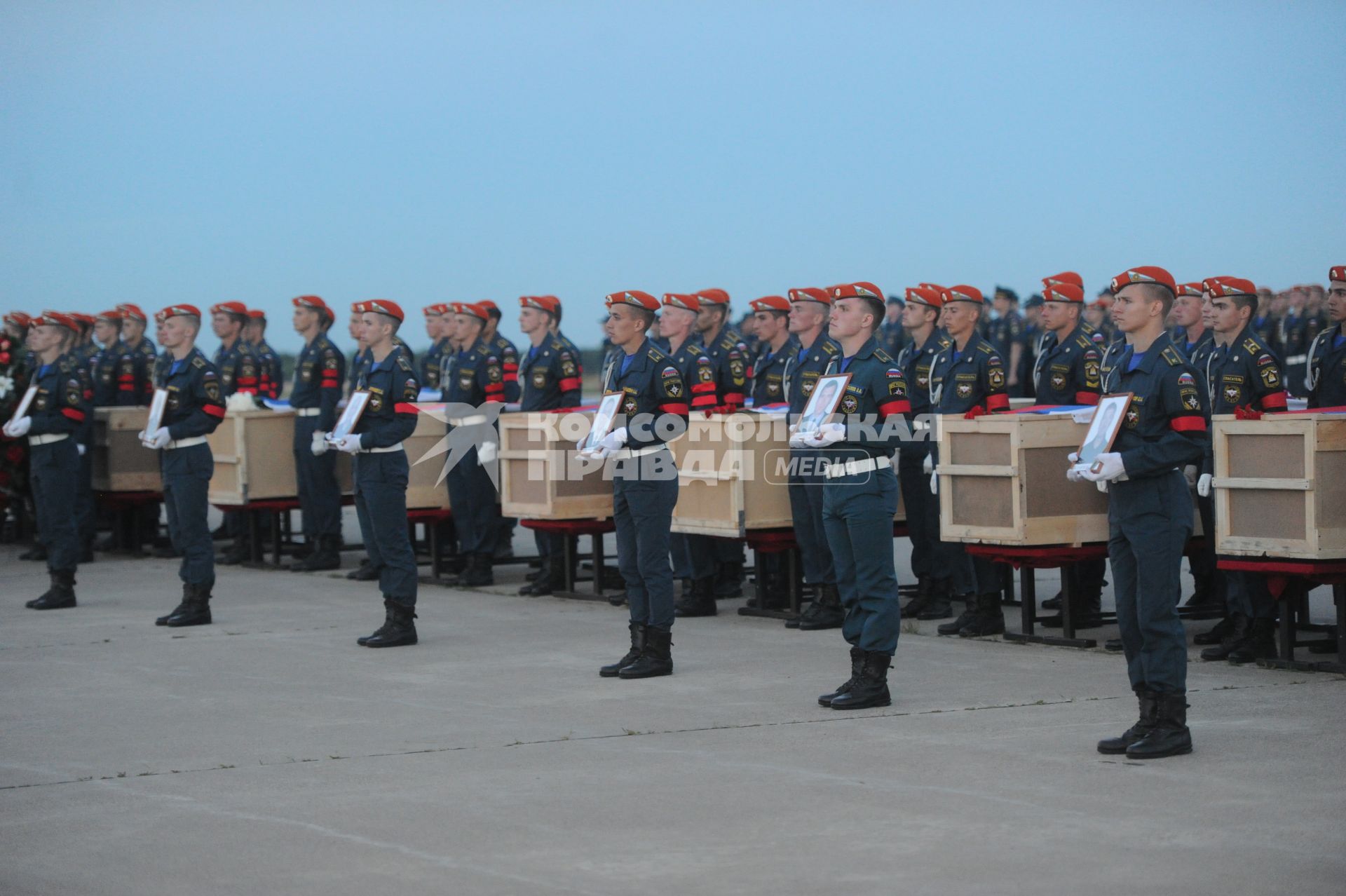 Московская область, Жуковский.  Во время встречи на аэродроме Раменское спецборта МЧС РФ с телами членов экипажа самолета Ил-76, потерпевшего крушение в Иркутской области 1 июля 2016 года во время тушения лесных пожаров.