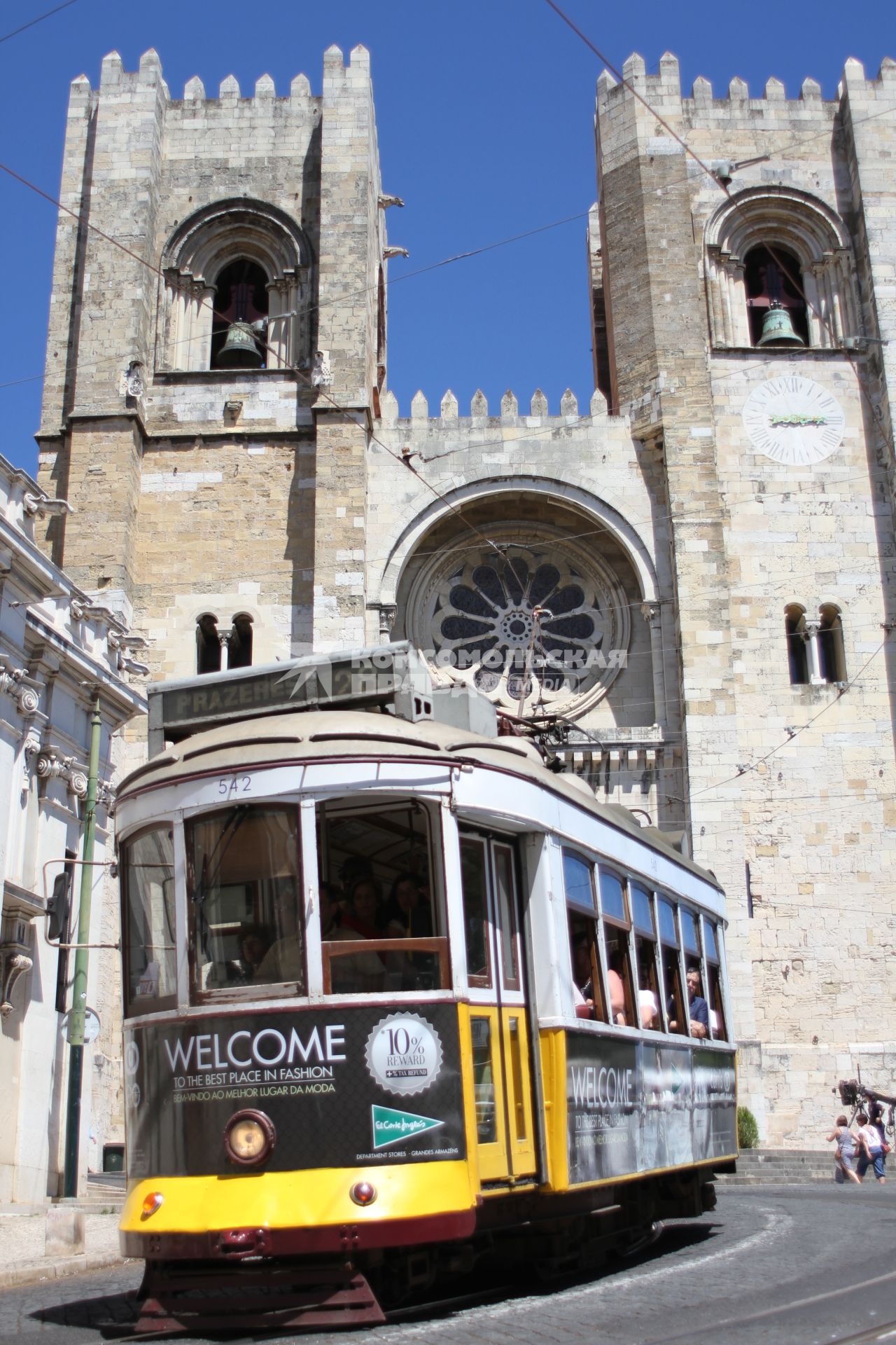 Португалия. Лиссабон. Трамвай у Лиссабонского собора.