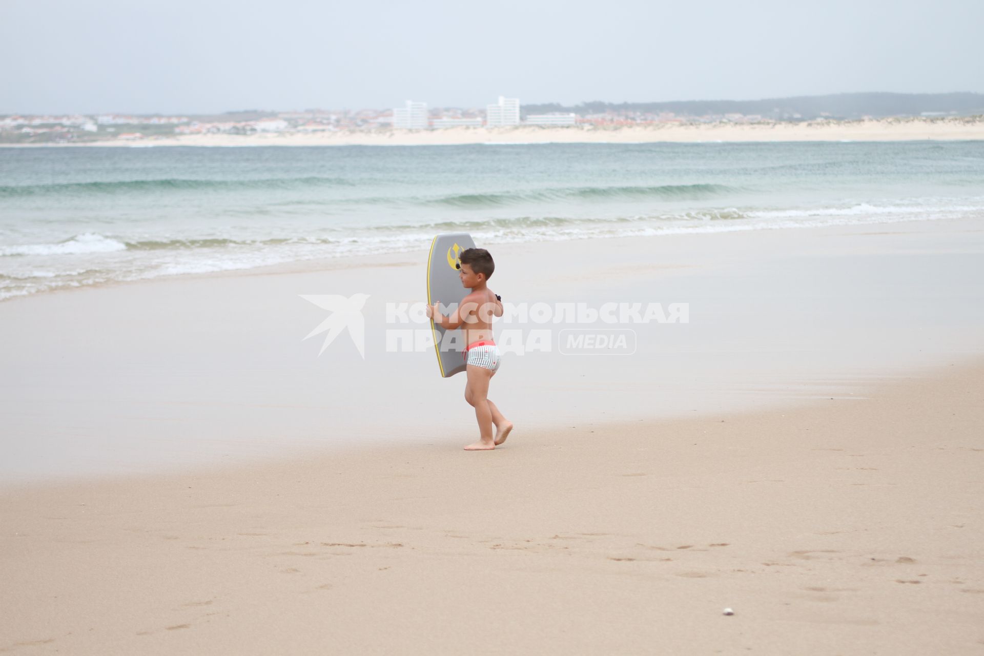 Португалия.  Пениши. Мальчик на пляже Атлантического океана.