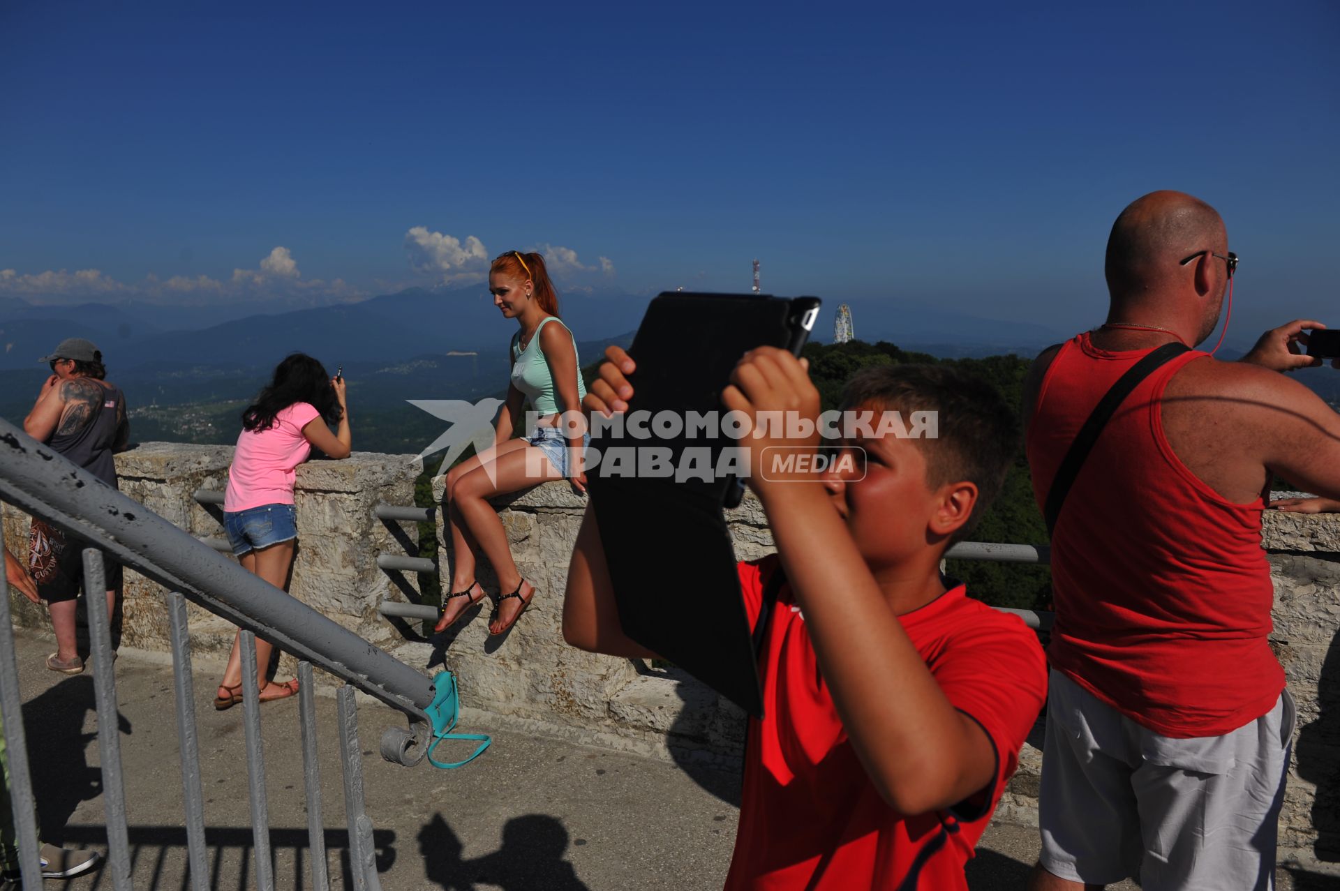 Сочи. Посетители на смотровой башне на горе Ахун.