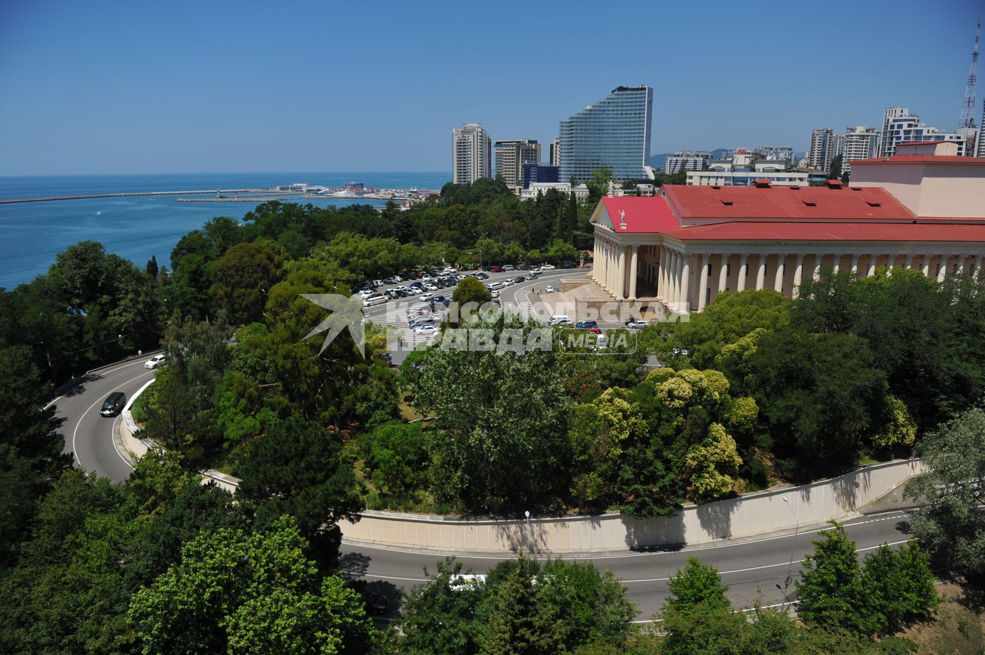 Сочи.  Вид на Зимний театр в центральной части города.