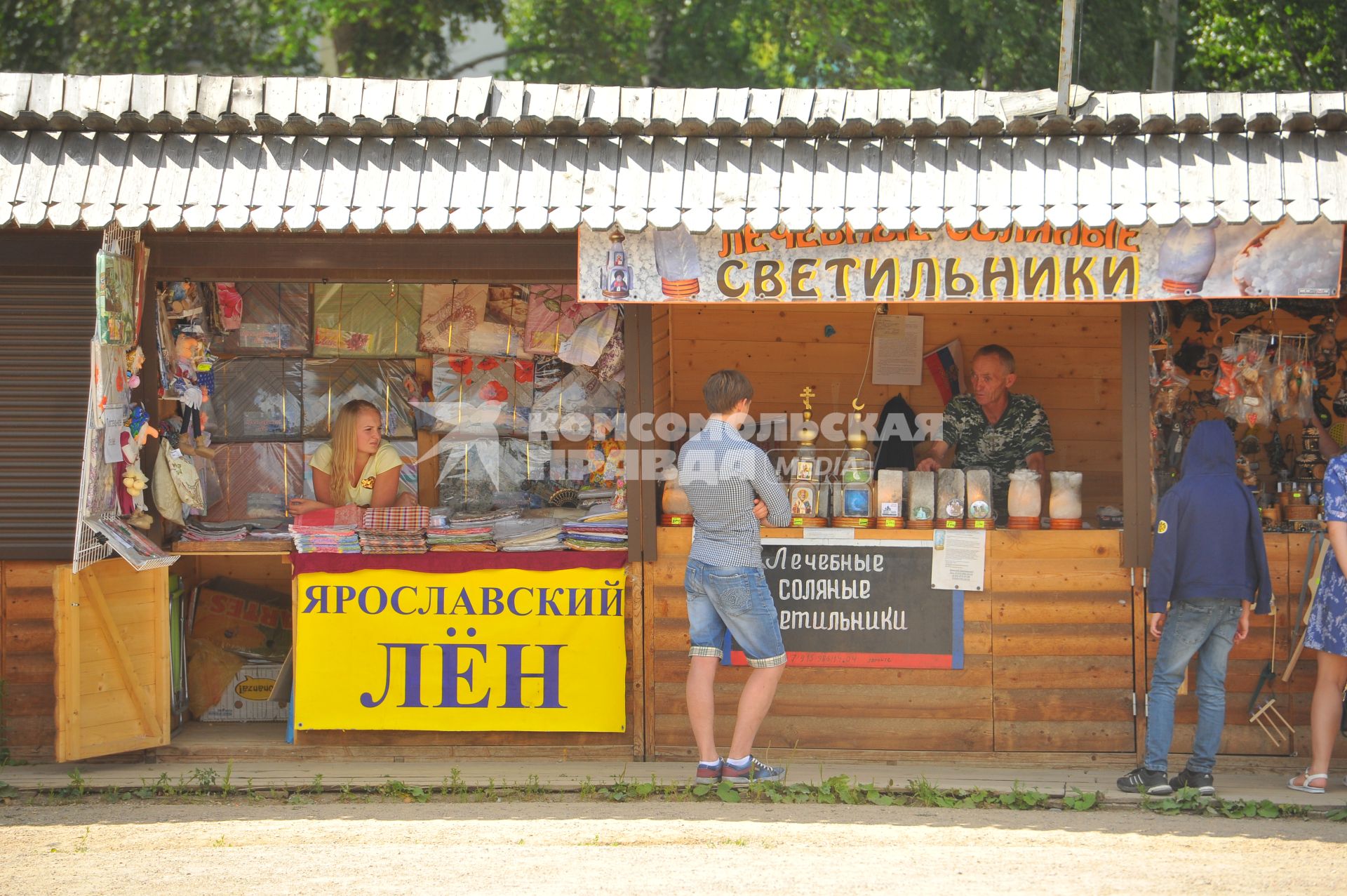 Ростов Великий. Туристы в сувенирной лавке города.