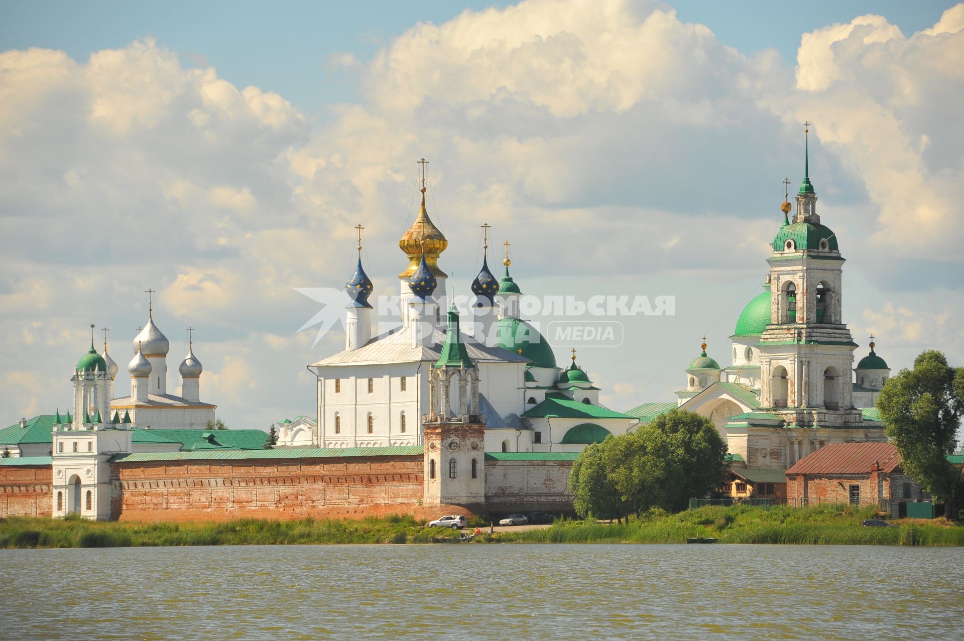 Ростов Великий.    Вид на Спасо-Яковлевский Димитриев монастырь со стороны озера Неро.