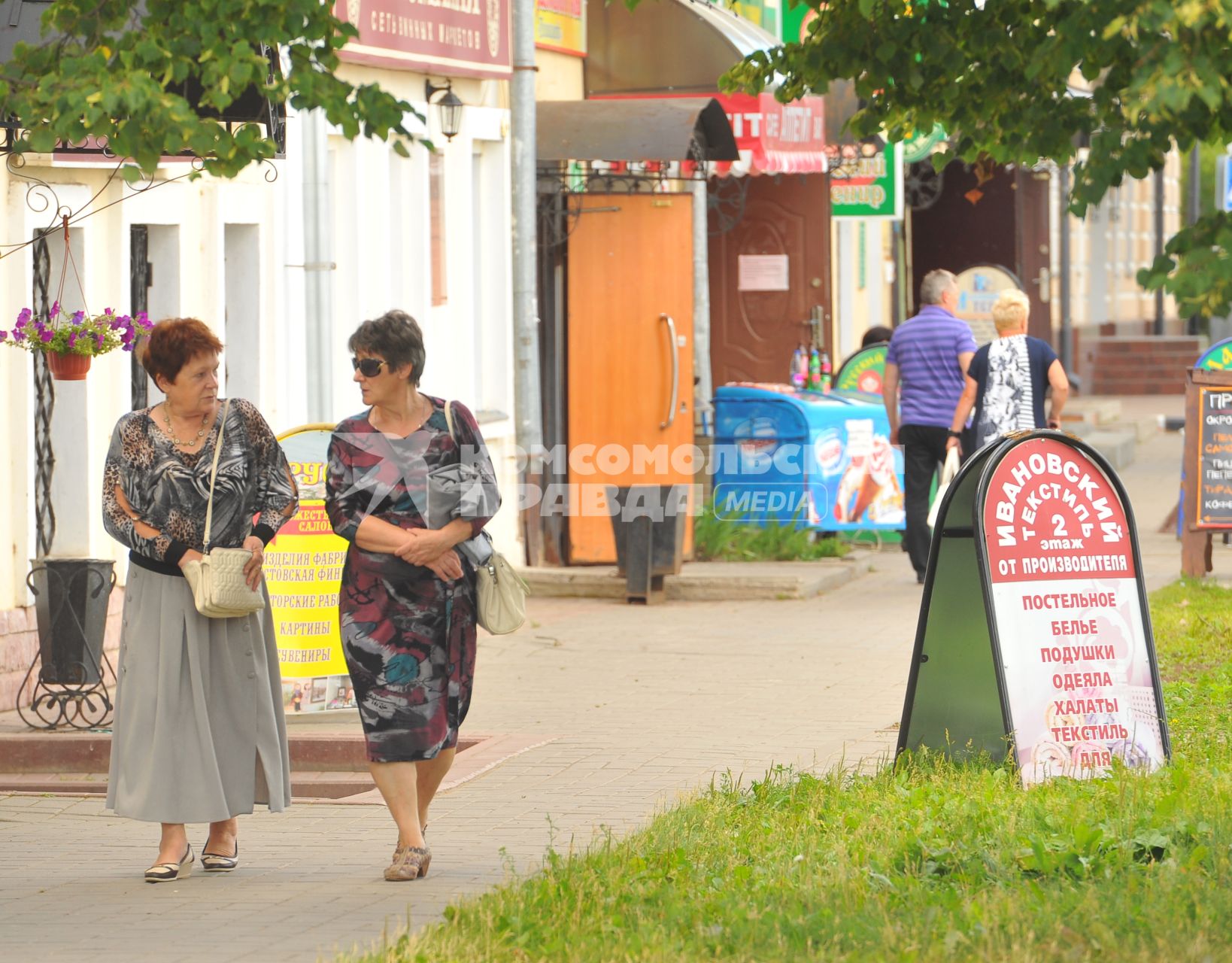 Ростов Великий. Женщины на улице города.