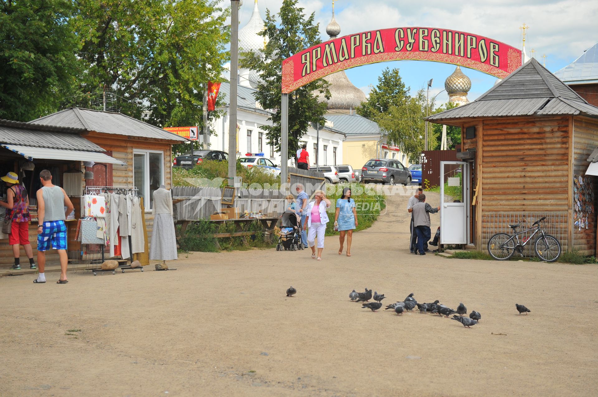 Ростов Великий. Туристы на площади перед `Ярмаркой сувениров`.