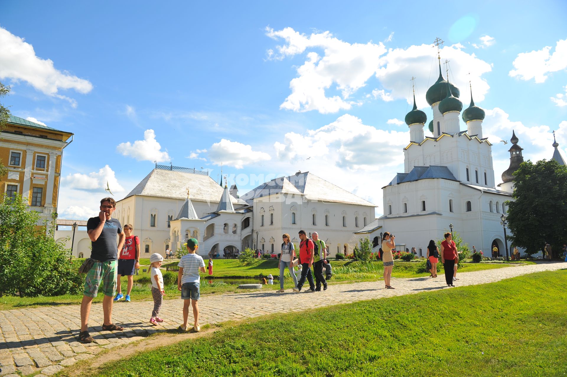 Ростов Великий. Туристы на территории Ростовского Кремля.