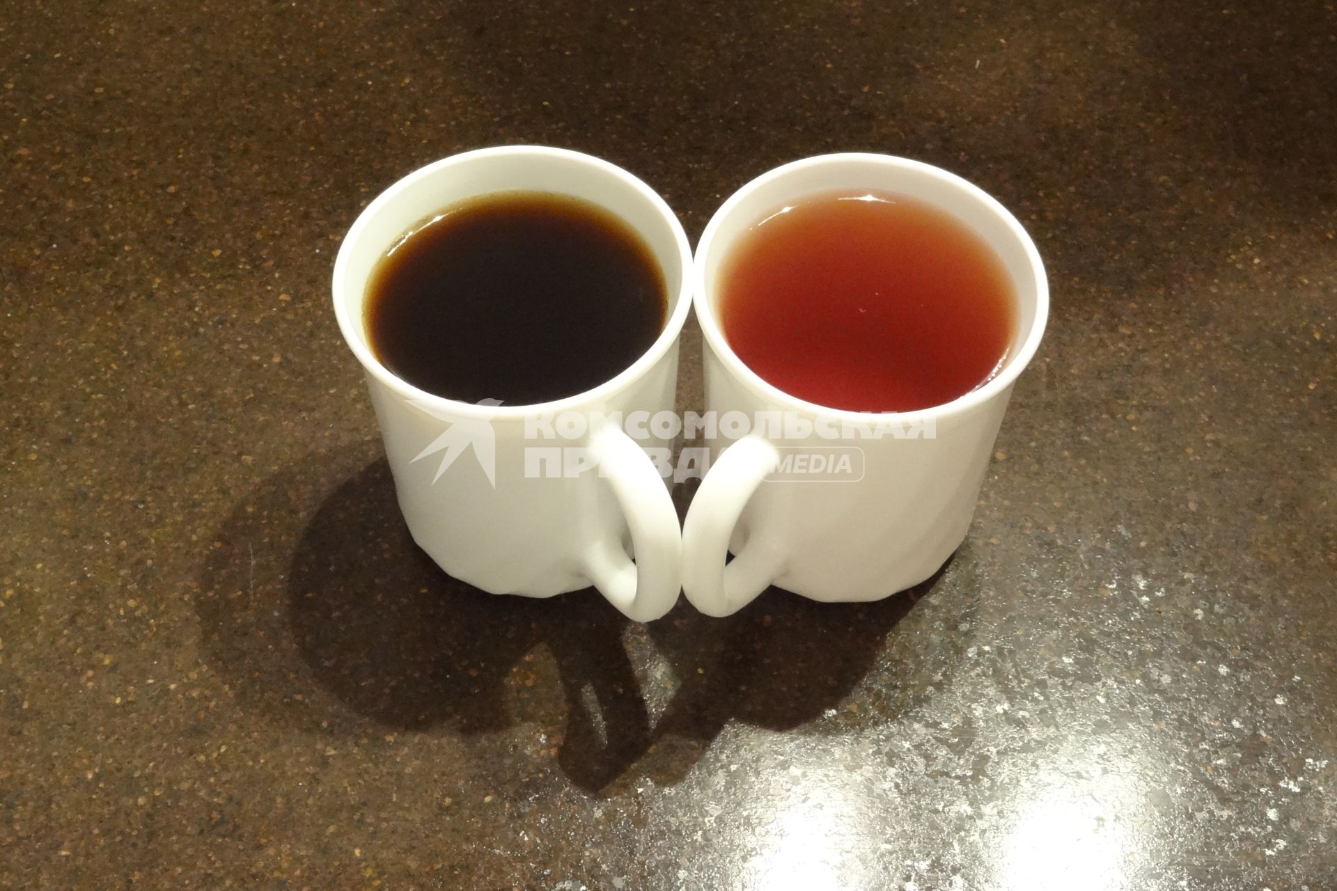 Тюмень. Чашка с кофе (слева) и чашка с чаем.