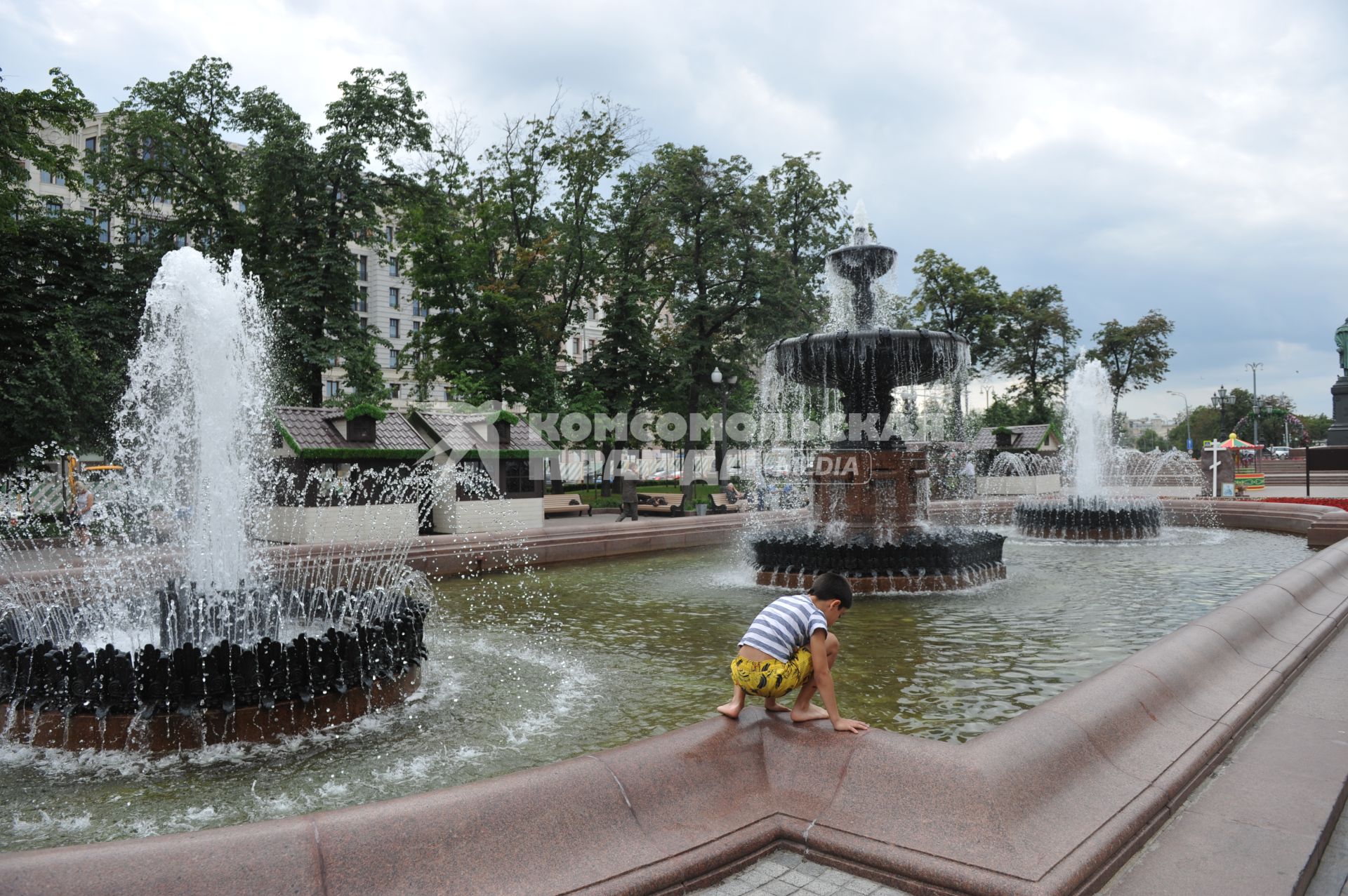 Москва. Мальчик играет у фонтана в Пушкинском сквере.