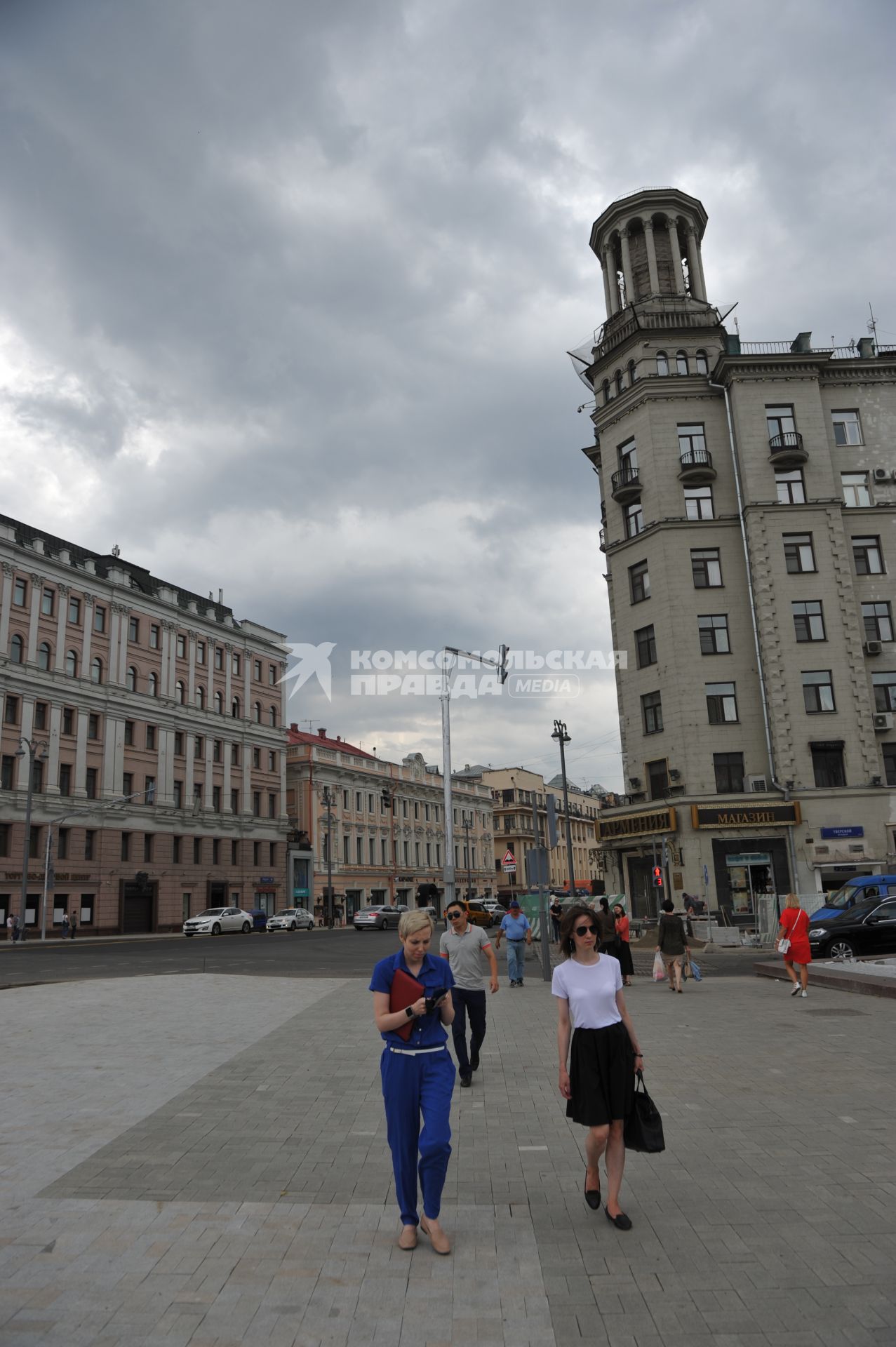 Москва.  Пешеходы на Тверской улице.