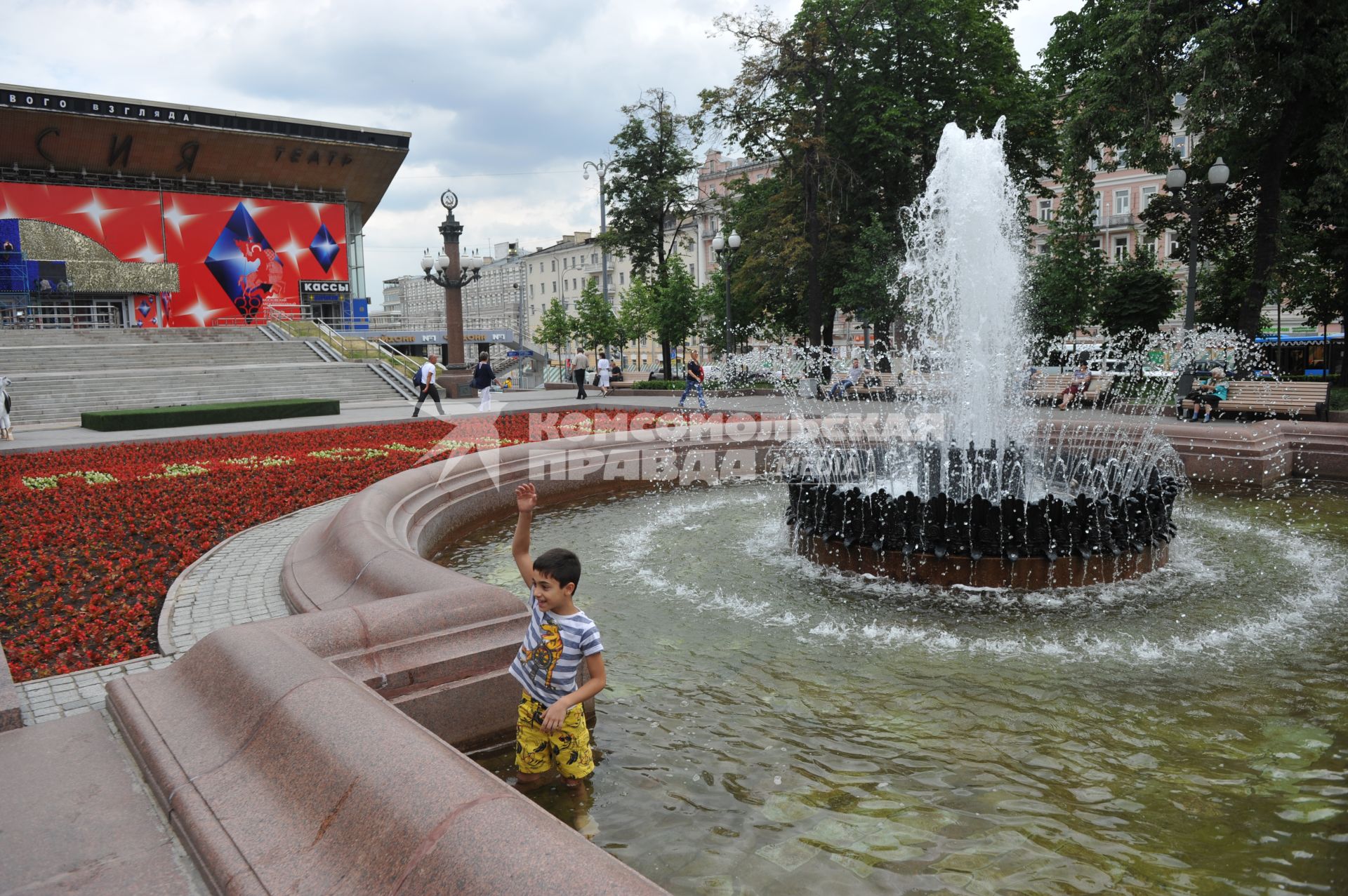 Москва. Мальчик играет в фонтане в Пушкинского  сквера.