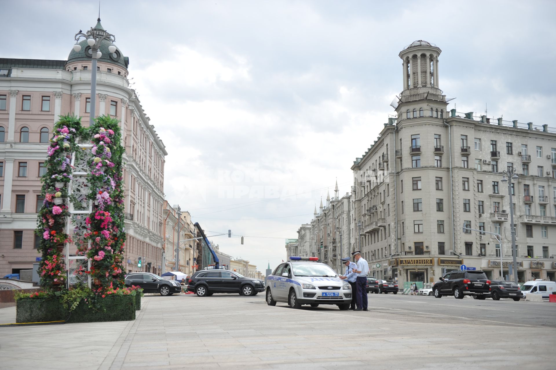 Москва.  Машина ДПС на Тверской улице.