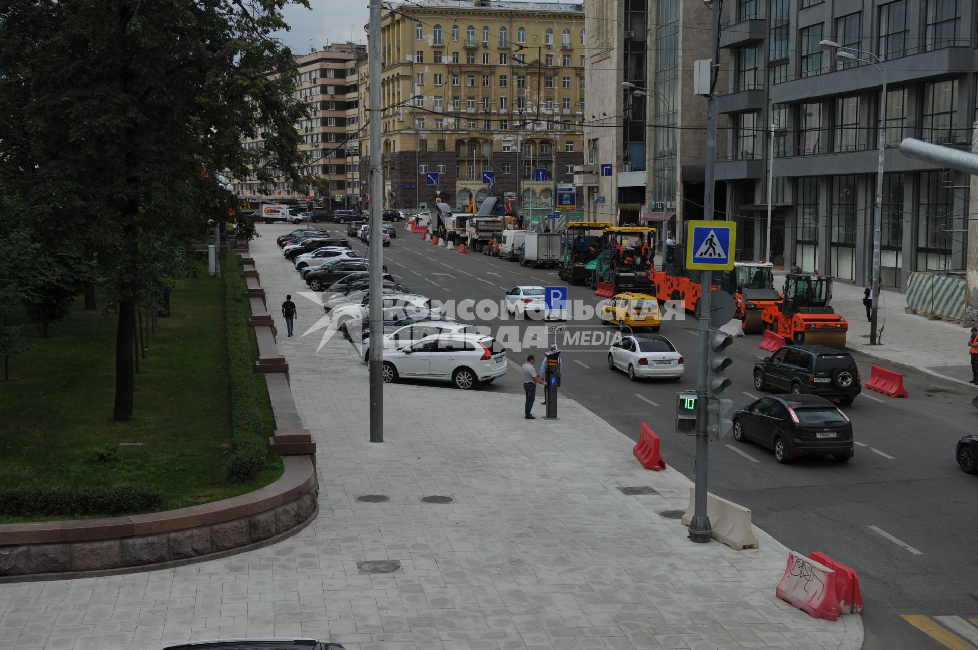 Москва.  Ремонтные работы в Большом Путинковском переулке.